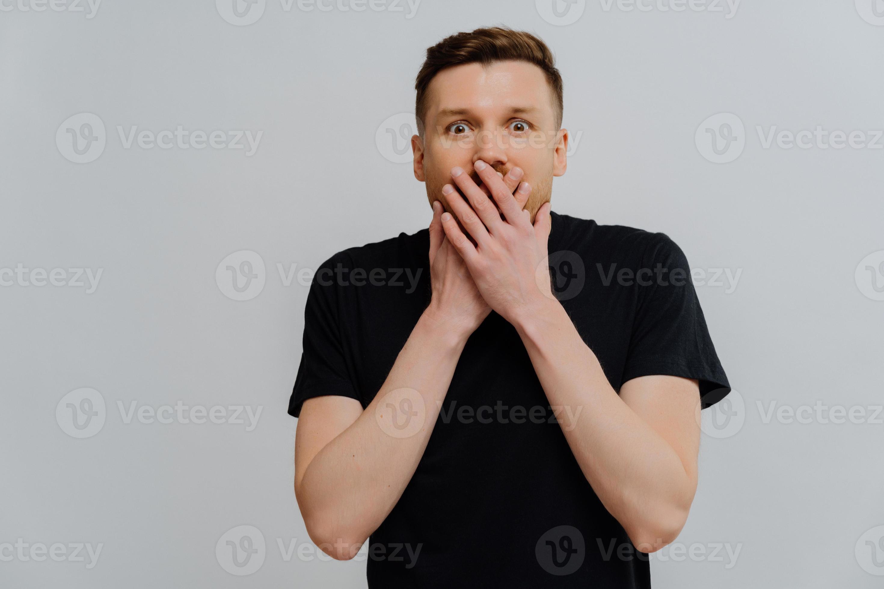 Photo D'un Mec Effrayé À La Peau Foncée, Bouche Ouverte, Bras De Nouvelles  Terribles Sur La Tête, Porter Un T-shirt Isolé Sur Fond De Couleur Jaune  Banque D'Images et Photos Libres De