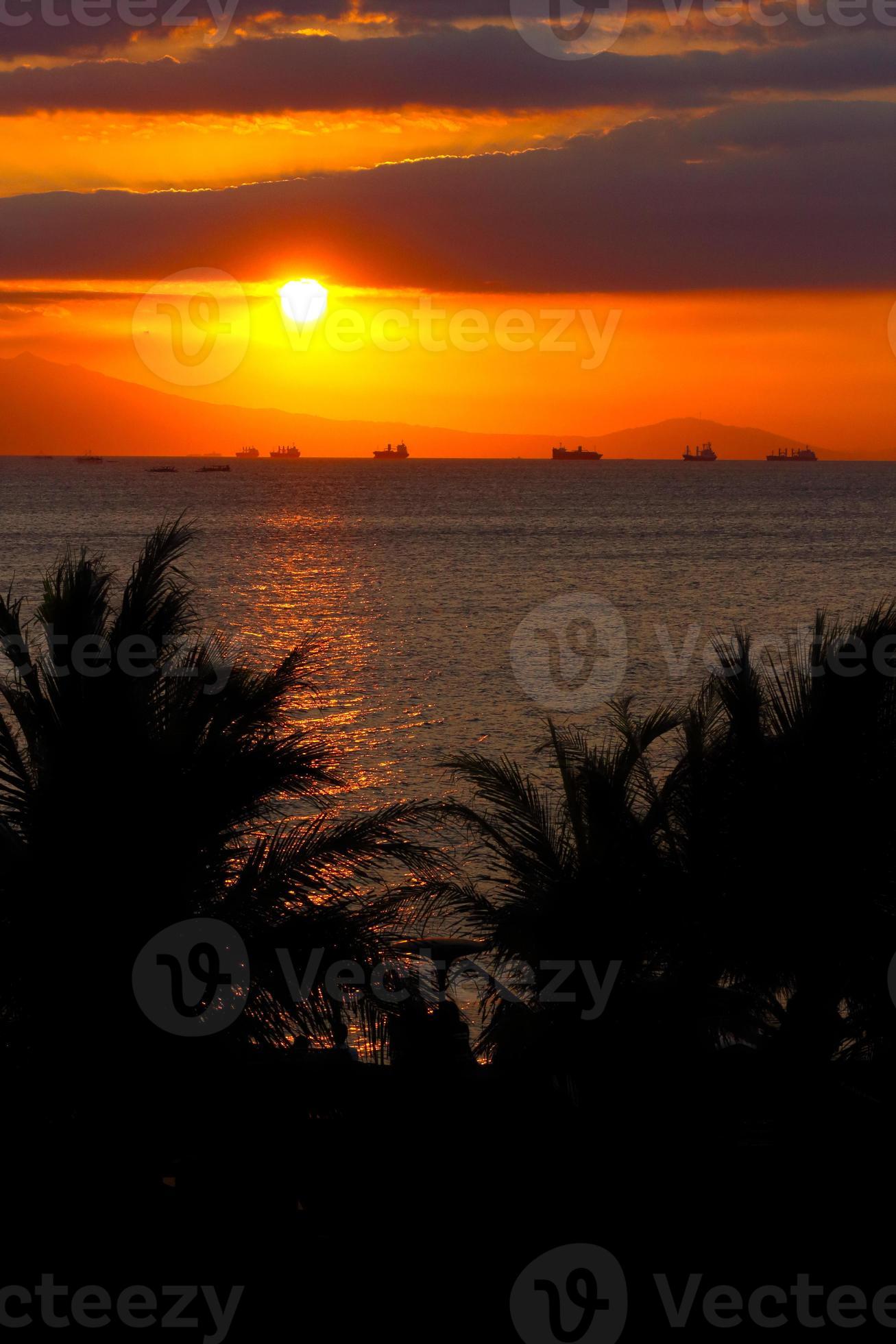 coucher de soleil sur la baie de manille photo