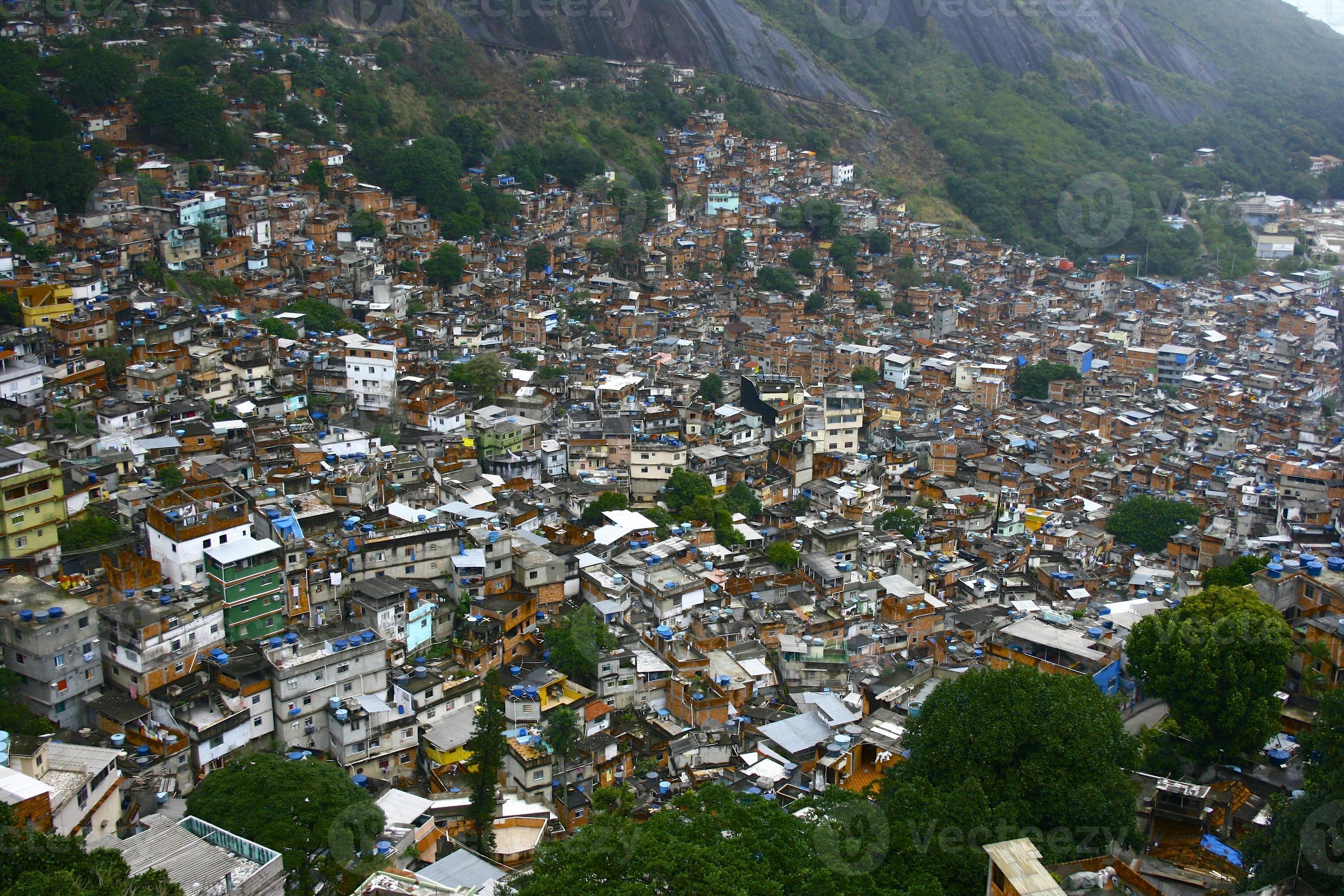 favela à flanc de colline photo