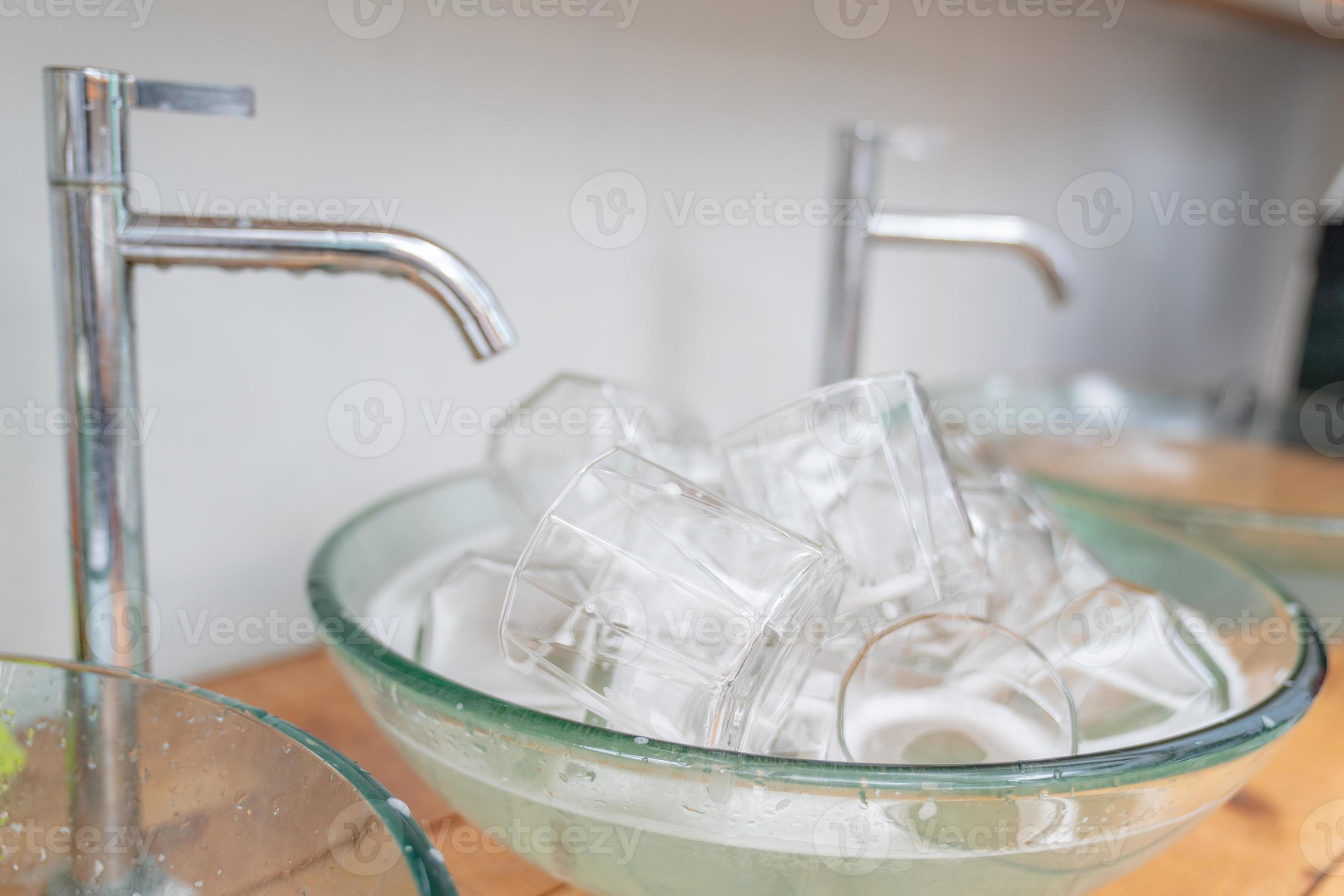 beaucoup d'un verre d'eau verre dans l'évier en verre prêt pour le