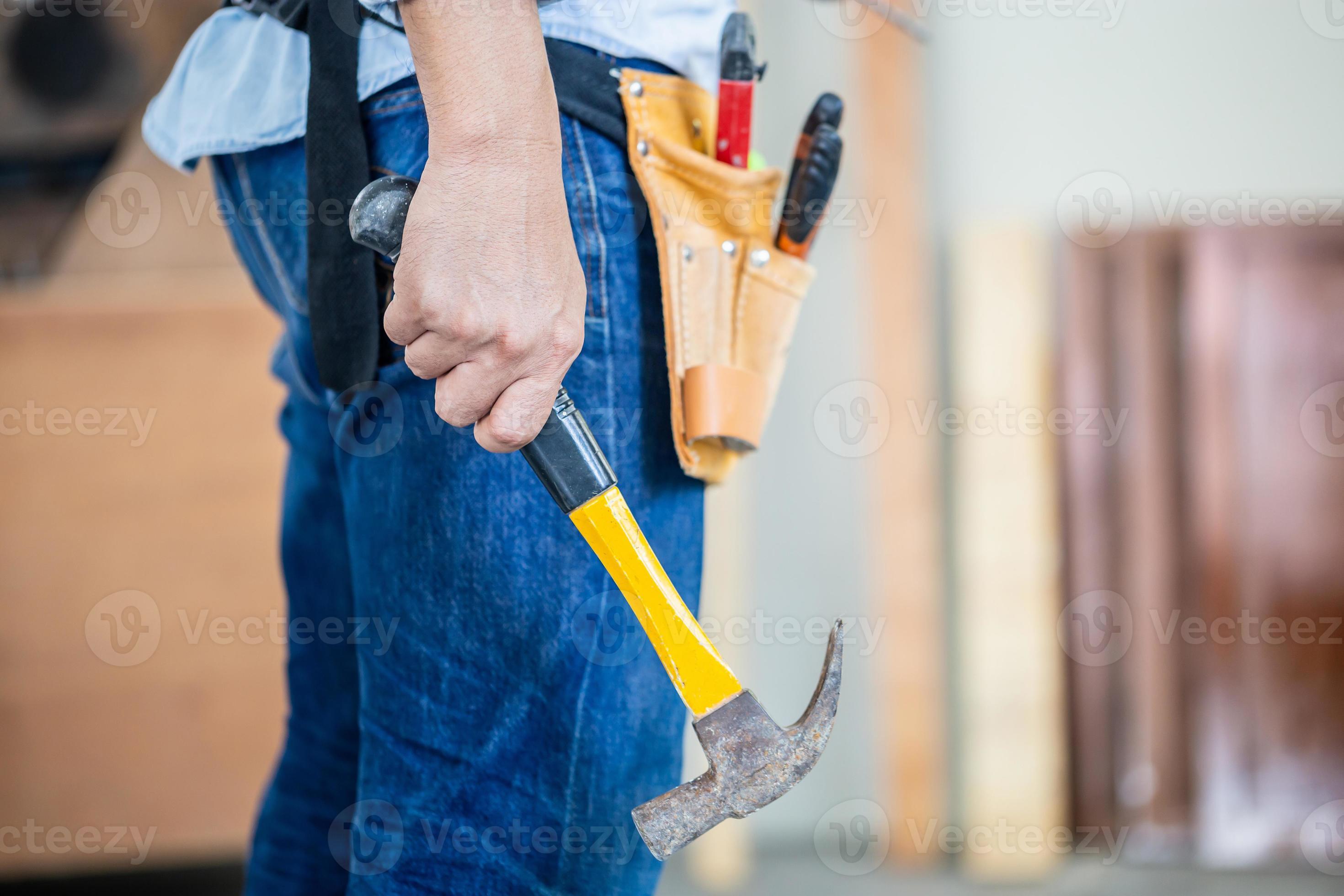 Travailleur De La Construction Avec Ceinture D'outils Dans Ses Mains