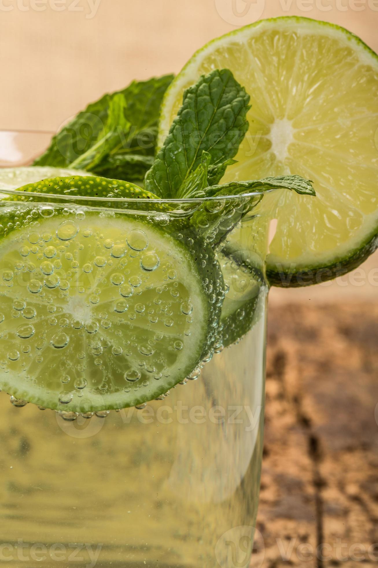 boisson gazeuse décorée de citron vert et de menthe photo