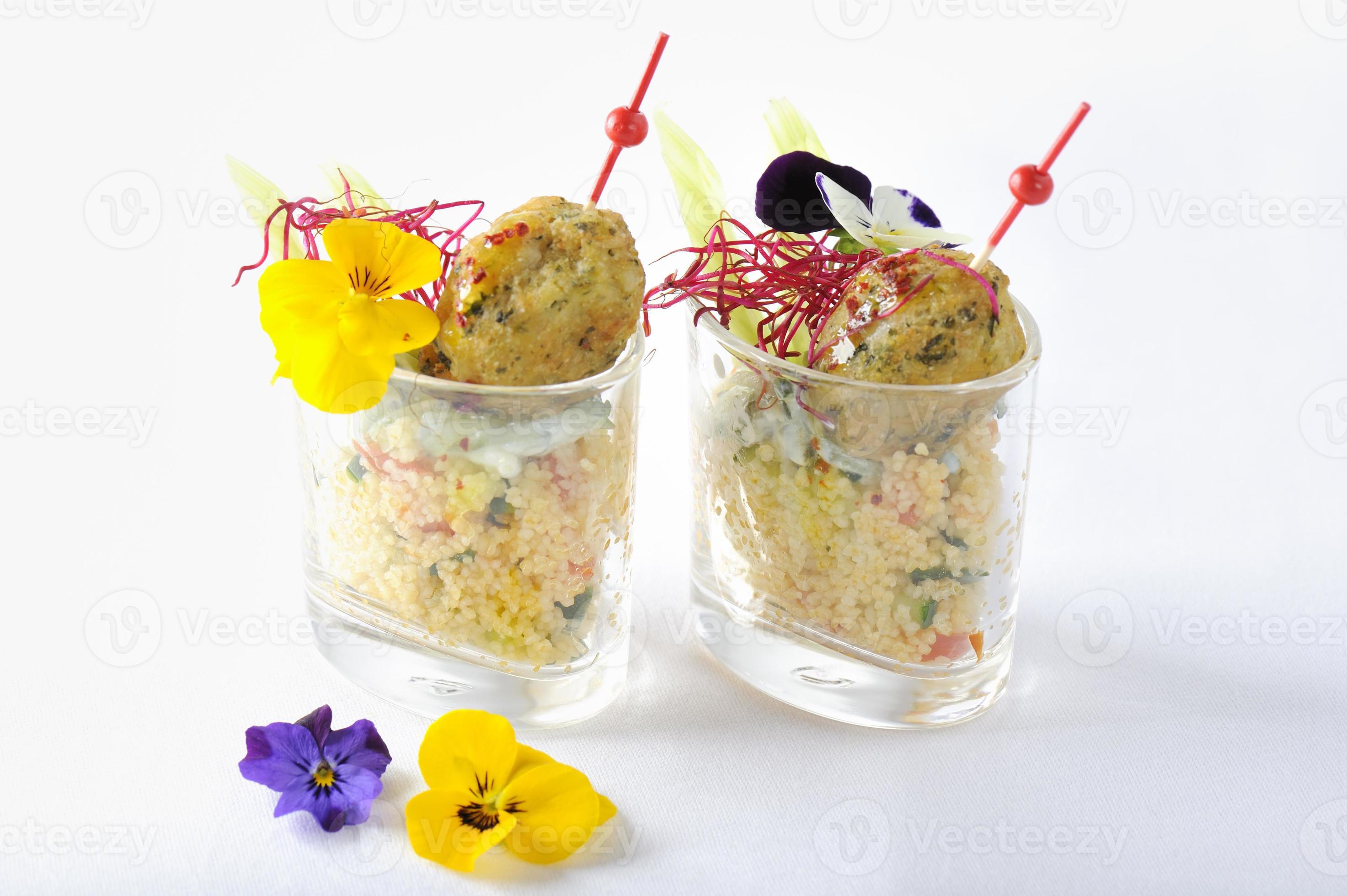 falafel sur lit de yaourt raita et salade de taboulé photo