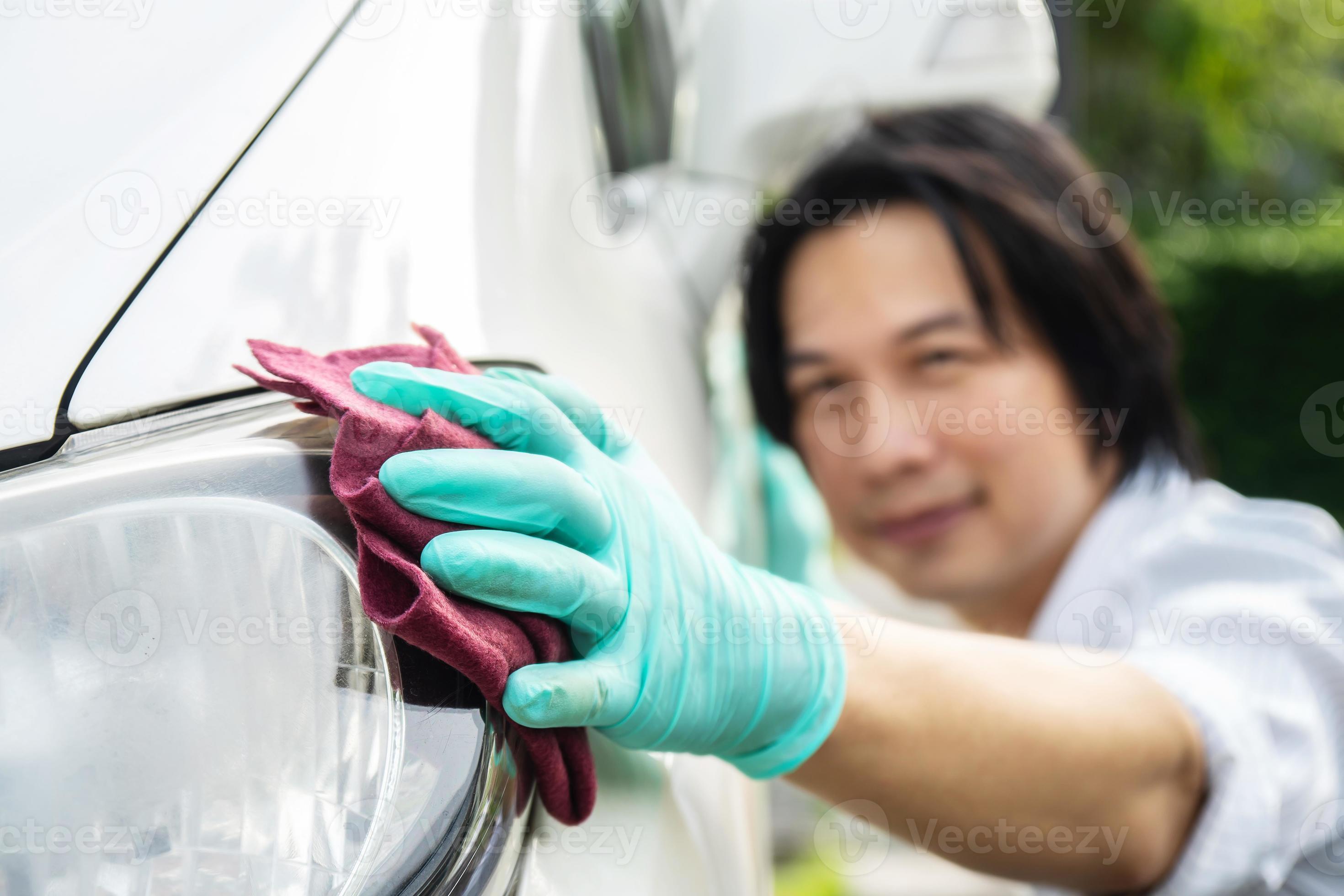 nettoyage de voiture. homme de main dans des gants nettoyant les phares de  la voiture et des lingettes pour briller. 8062959 Photo de stock chez  Vecteezy