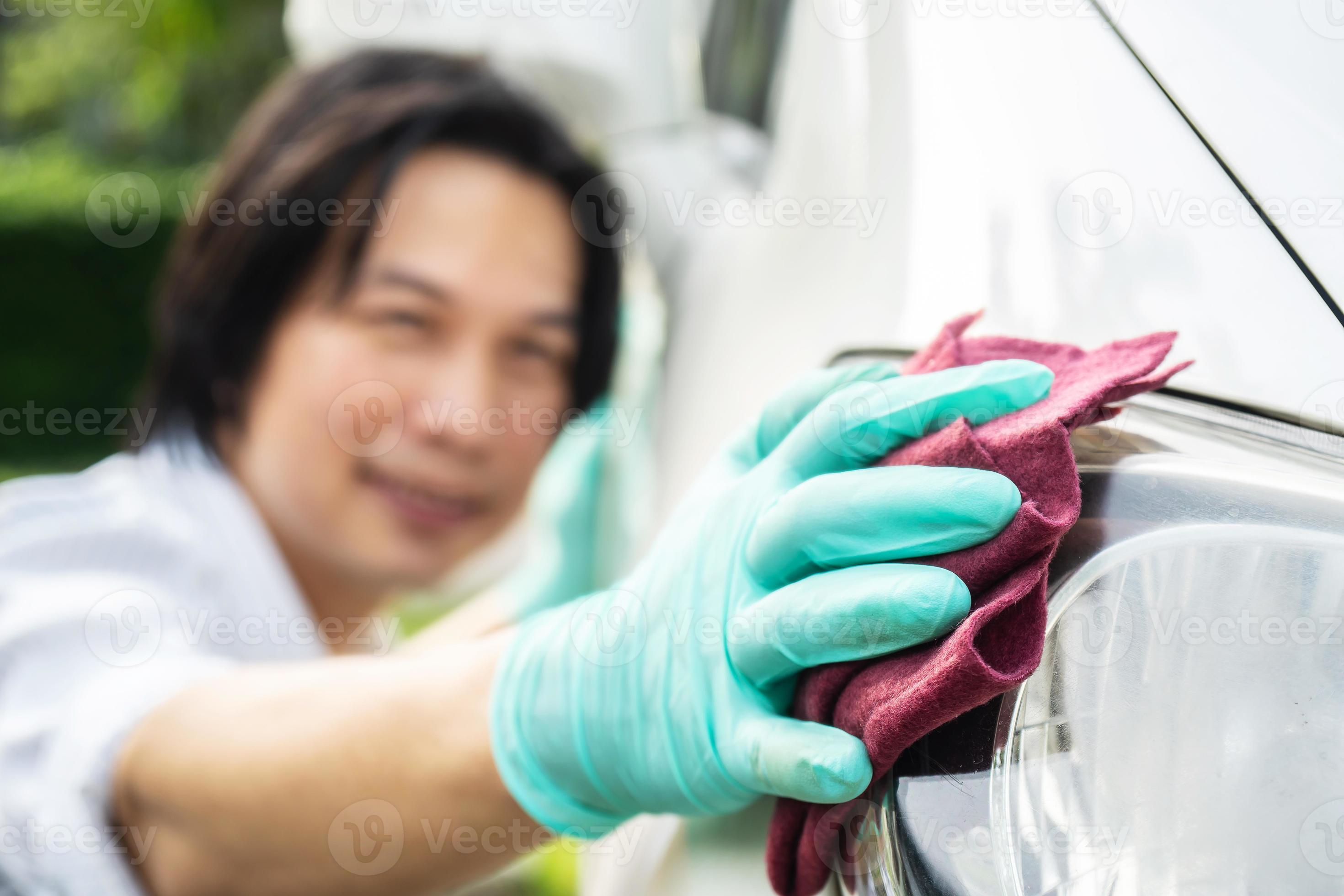 nettoyage de voiture. homme de main dans des gants nettoyant les phares de  la voiture et des lingettes pour briller. 8063230 Photo de stock chez  Vecteezy