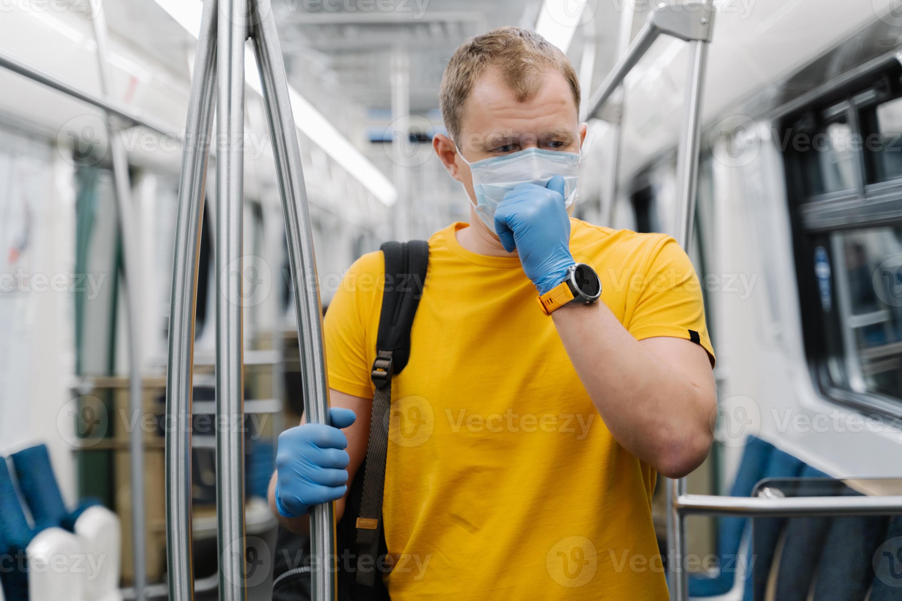 l'homme malade tousse, porte un masque médical et des gants de