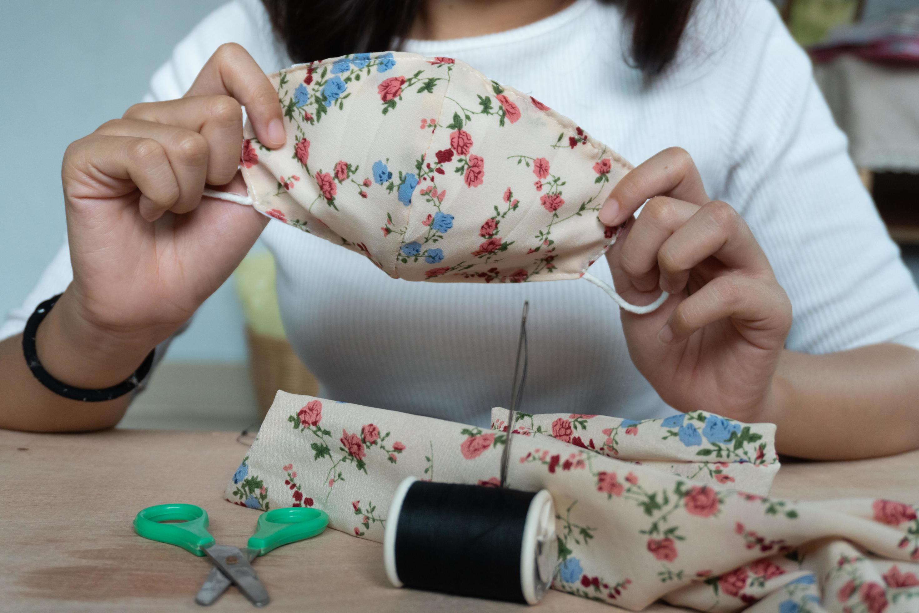 faire des masques de bricolage à la maison coudre un masque en tissu à la  main un équipement de protection en coton. 8093540 Photo de stock chez  Vecteezy