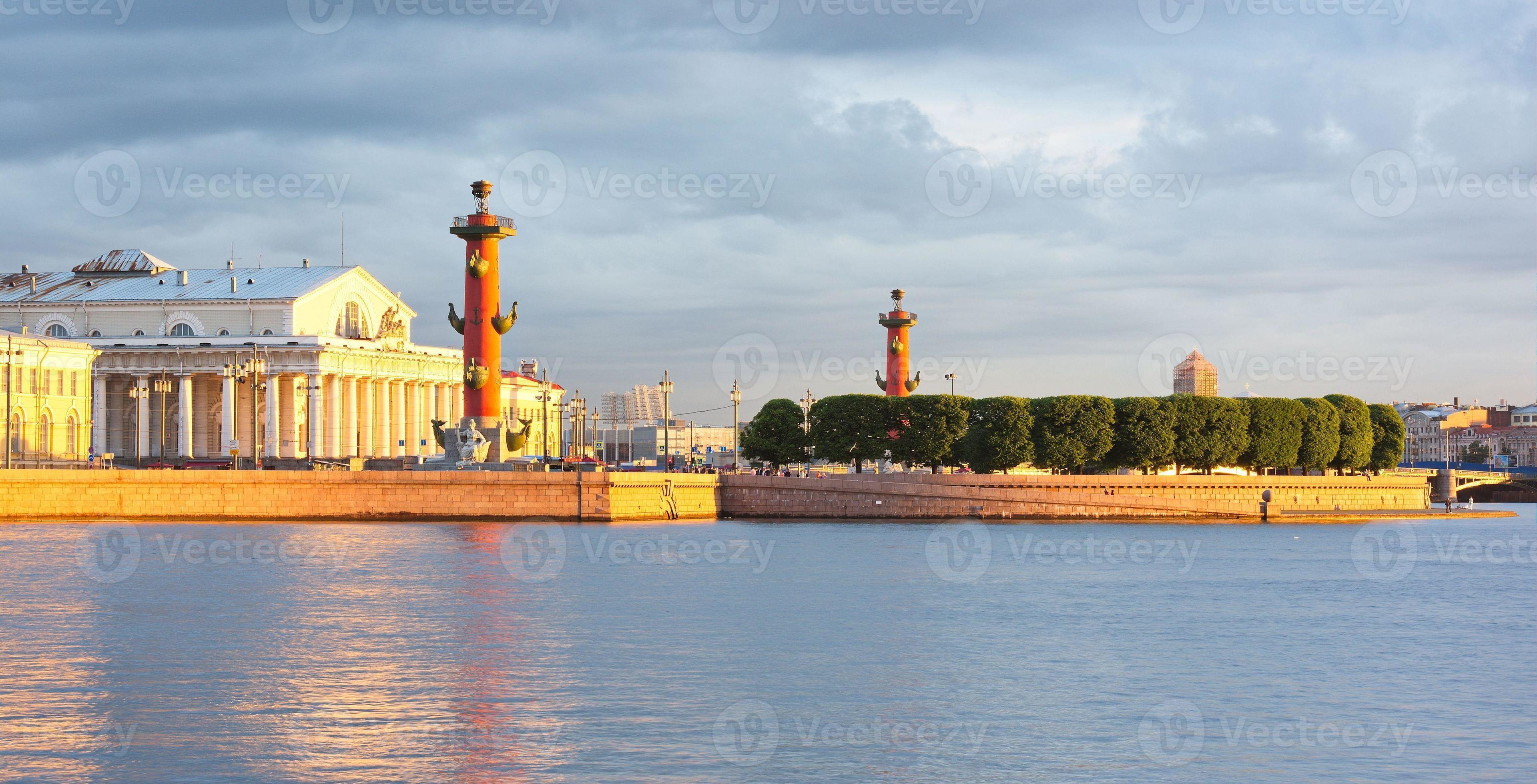 Île Vasilevsky, colonnes rostrales, Saint-Pétersbourg, Russie photo
