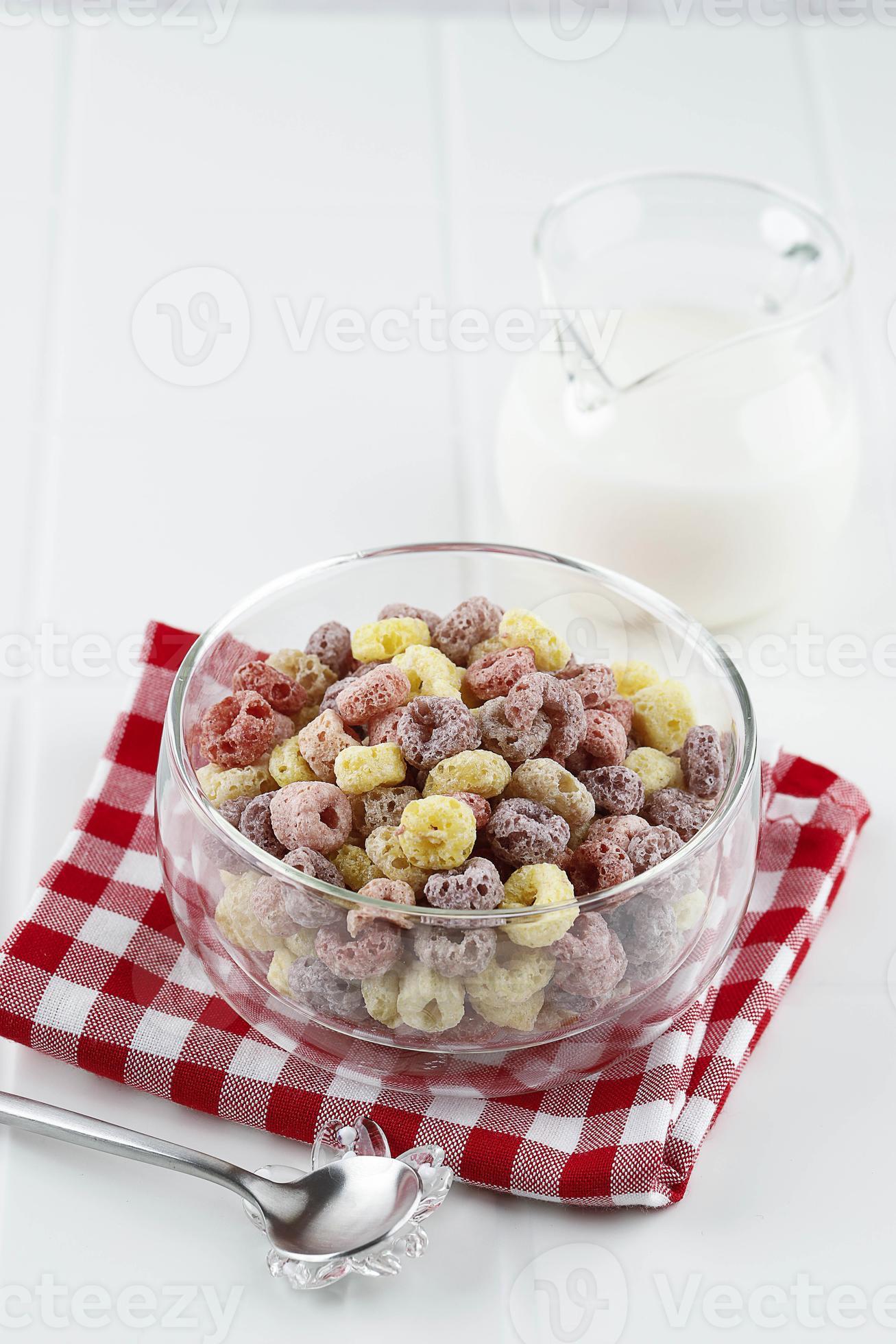 bol avec froot loops céréales colorées. concept de petit-déjeuner pour  enfants 8199261 Photo de stock chez Vecteezy