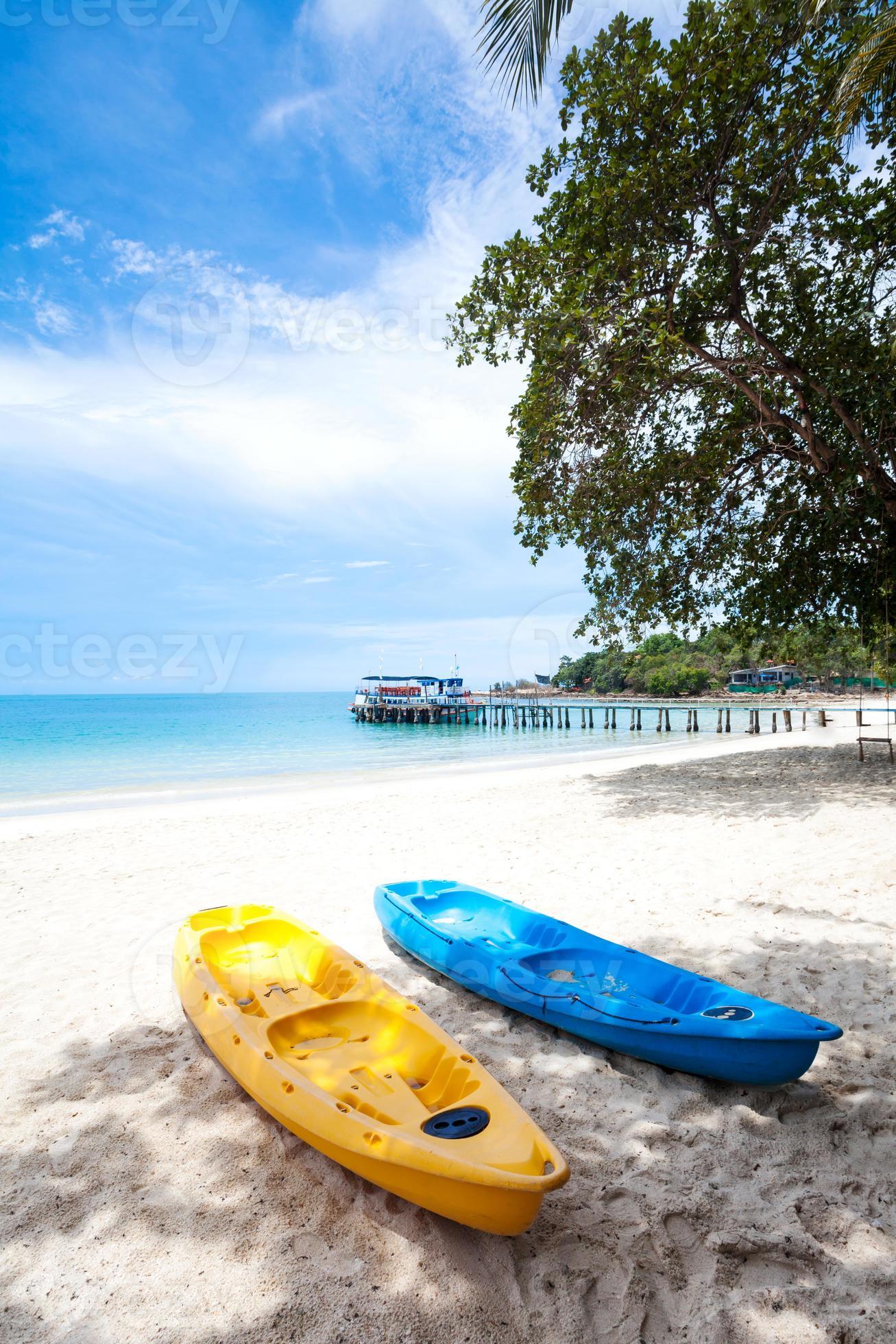 kayaks sur la plage tropicale en Thaïlande photo