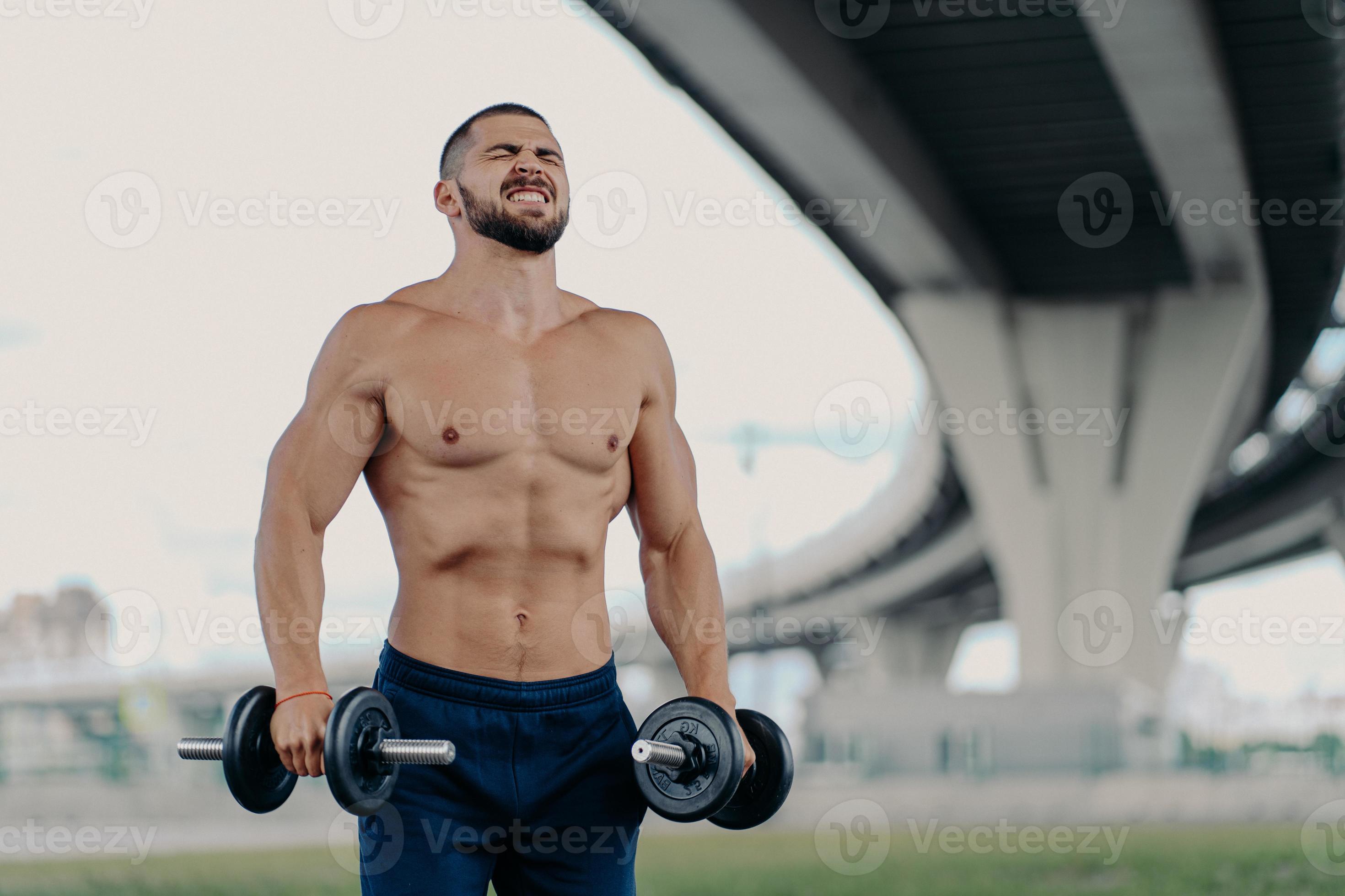 concept de sport et de musculation. un homme européen barbu musclé