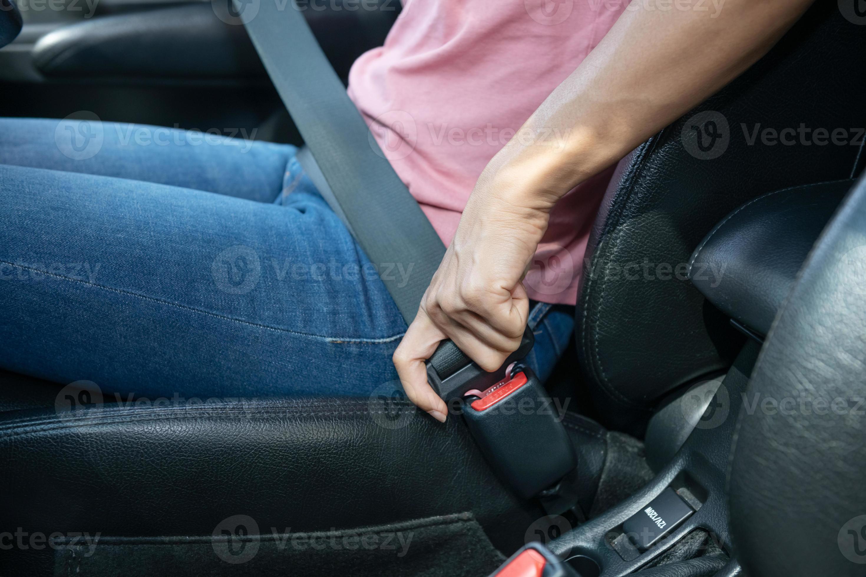 Main De Femme Attache Une Ceinture De Sécurité Dans La Voiture. Concept De  Sécurité Automobile.