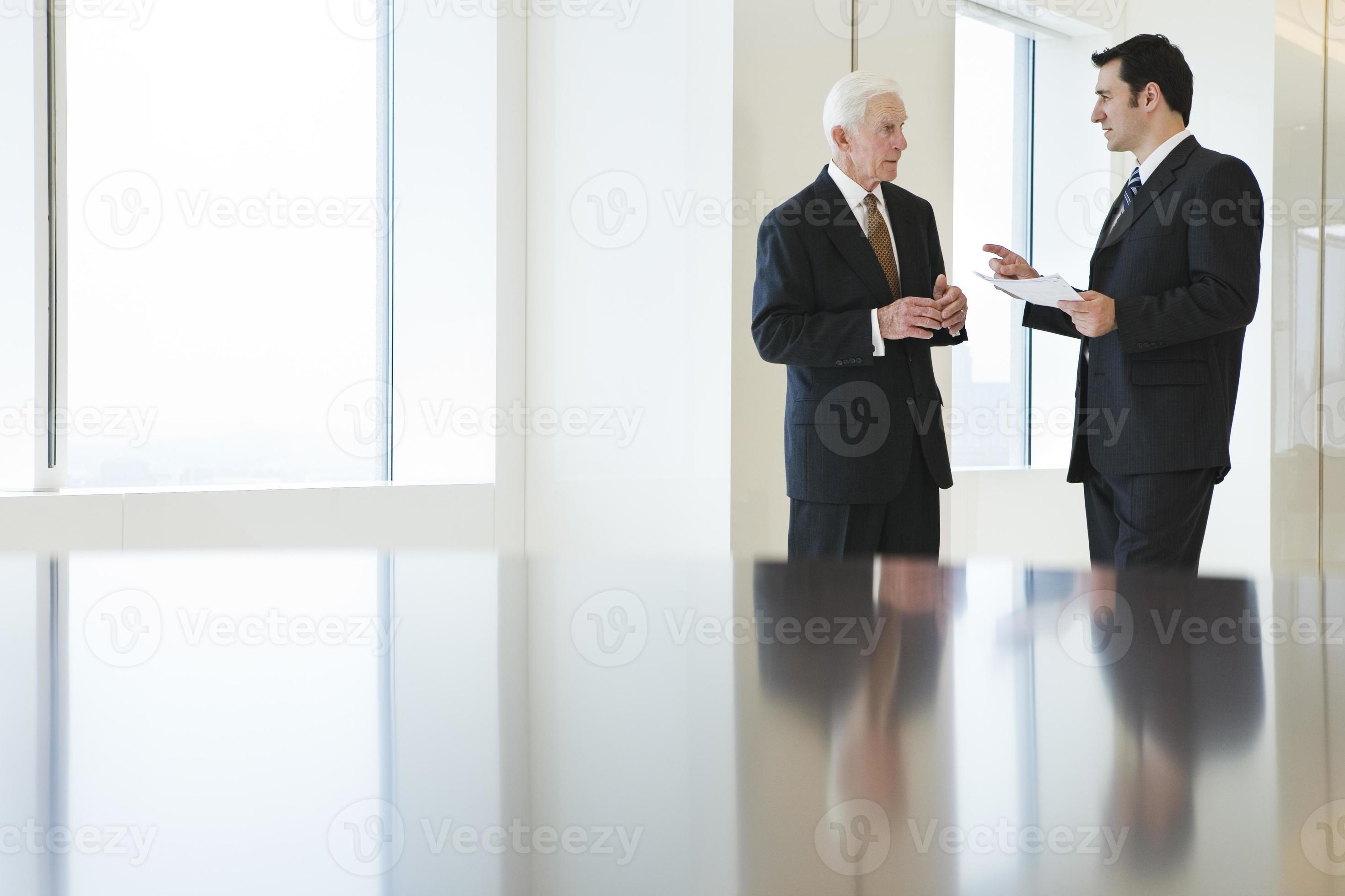 aérienne de deux hommes d'affaires discutant le document dans un bureau. photo