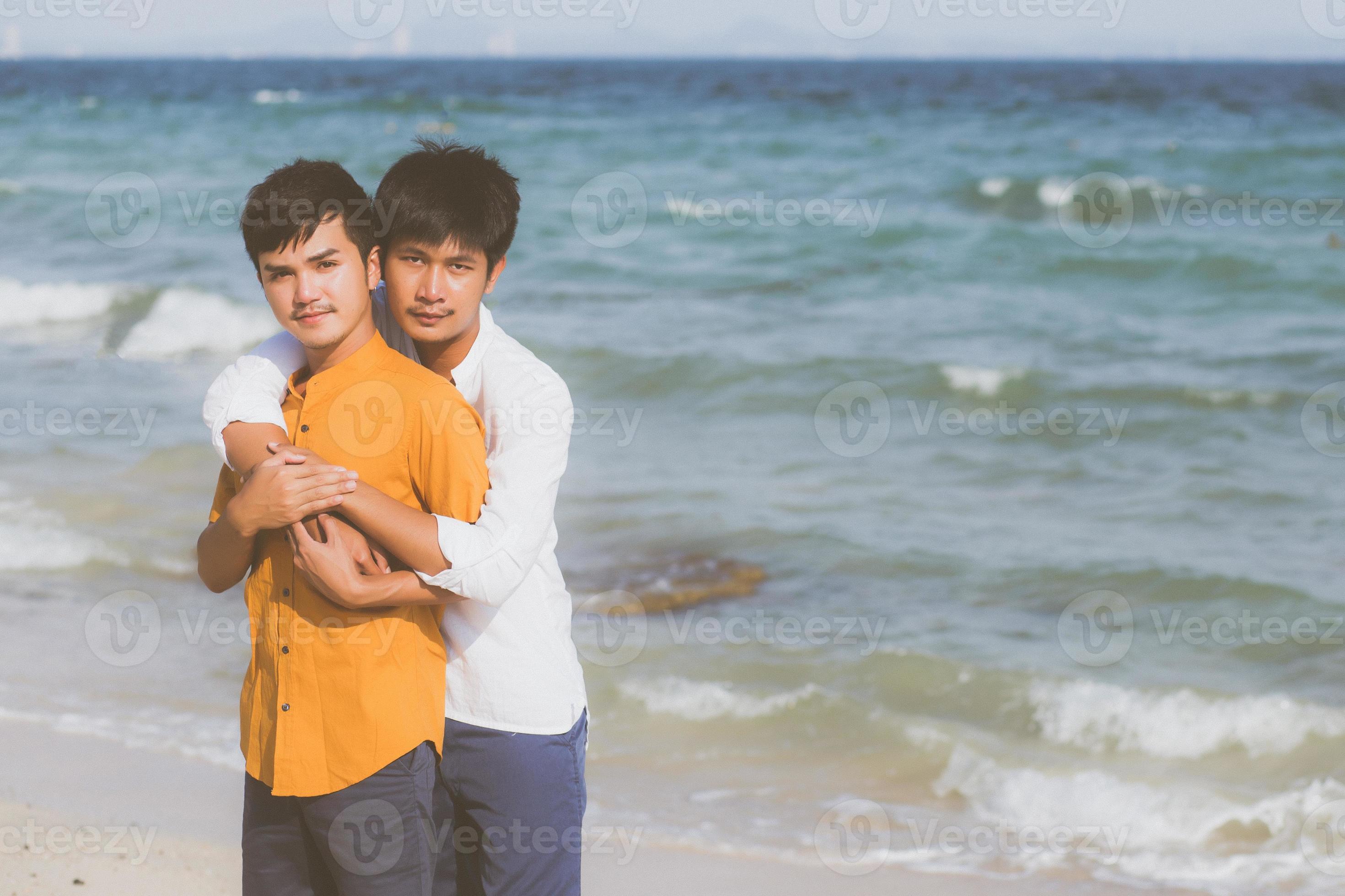 portrait homosexuel jeune couple asiatique debout câlin ensemble sur la  plage en été, asie gay va tourisme pour les loisirs et se détendre avec  romantique et bonheur en vacances en mer, concept