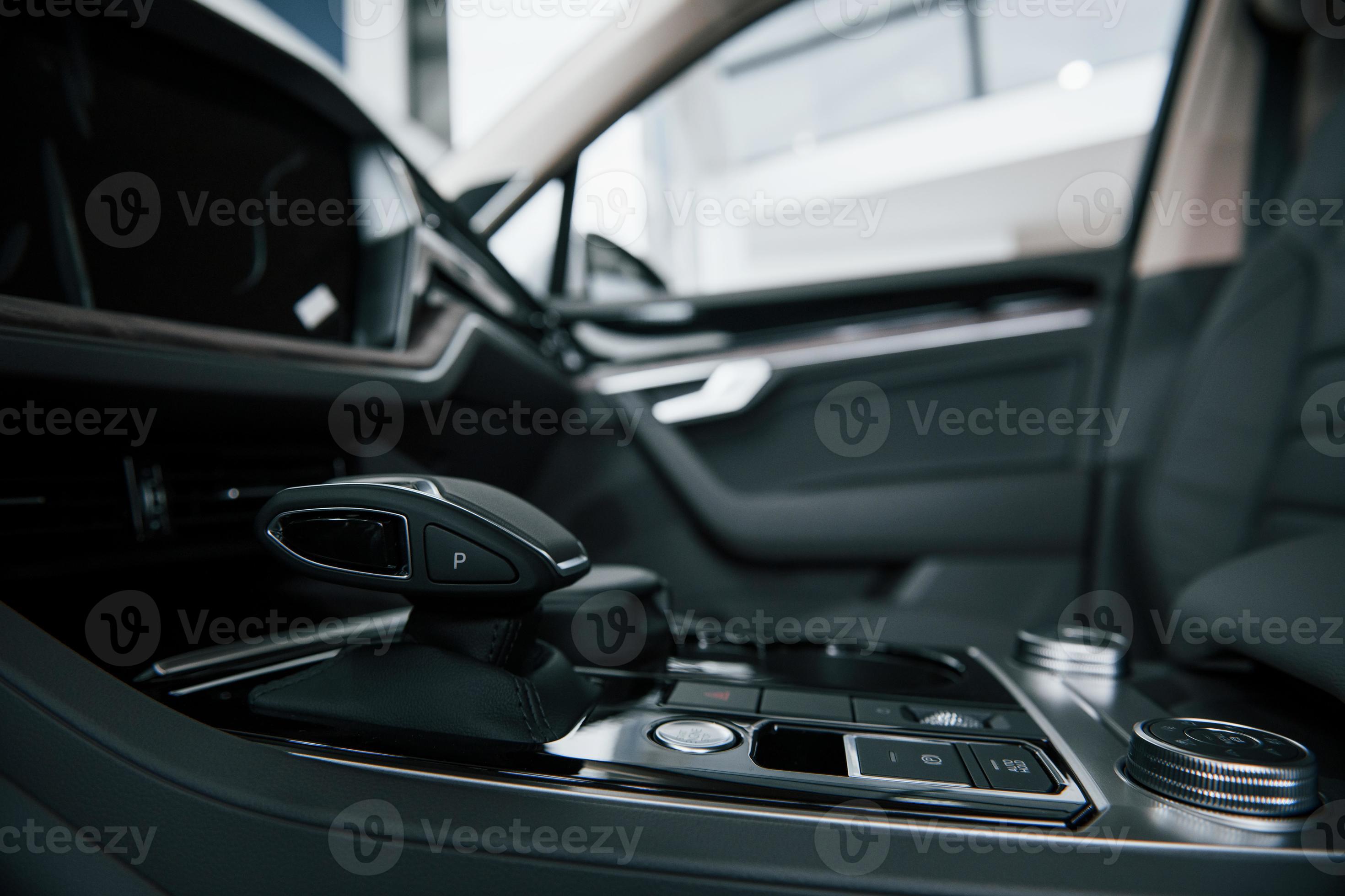 intérieur noir. vue rapprochée de l'intérieur de la toute nouvelle  automobile de luxe moderne 8681638 Photo de stock chez Vecteezy