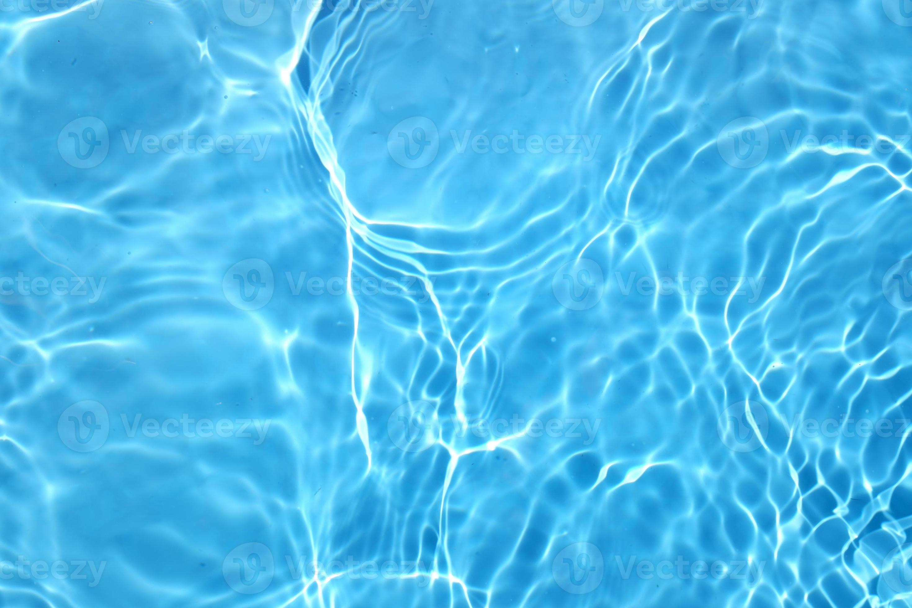 Flou Abstrait Et Arrière-plan Défocalisé. Nettoyage D'une Piscine Avec Un  Cadre En Métal Avec Un Filet De Saleté. Nettoyeur De Piscine Pendant Le  Fonctionnement. Bannière Solaire.le Concept De Vacances D'été Banque  D'Images