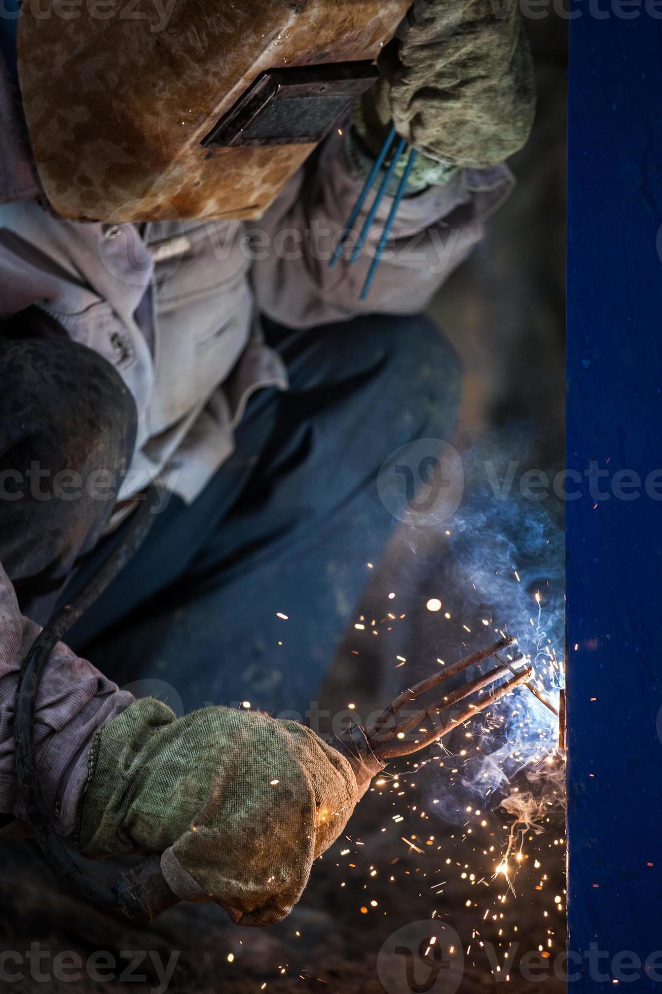 soudeur à l'arc travailleur en masque de protection soudage construction métallique photo