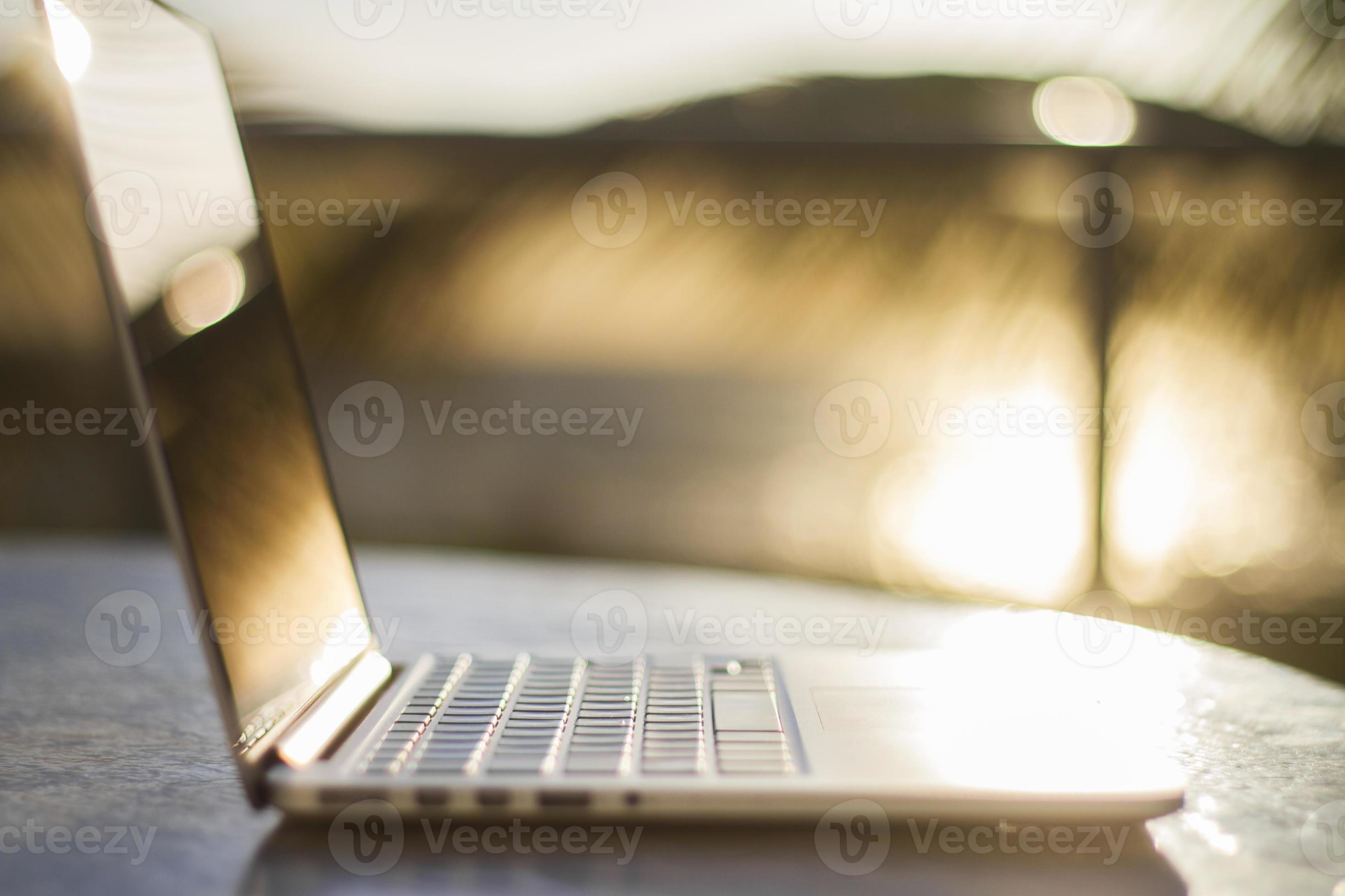 ordinateur portable au lever du soleil photo