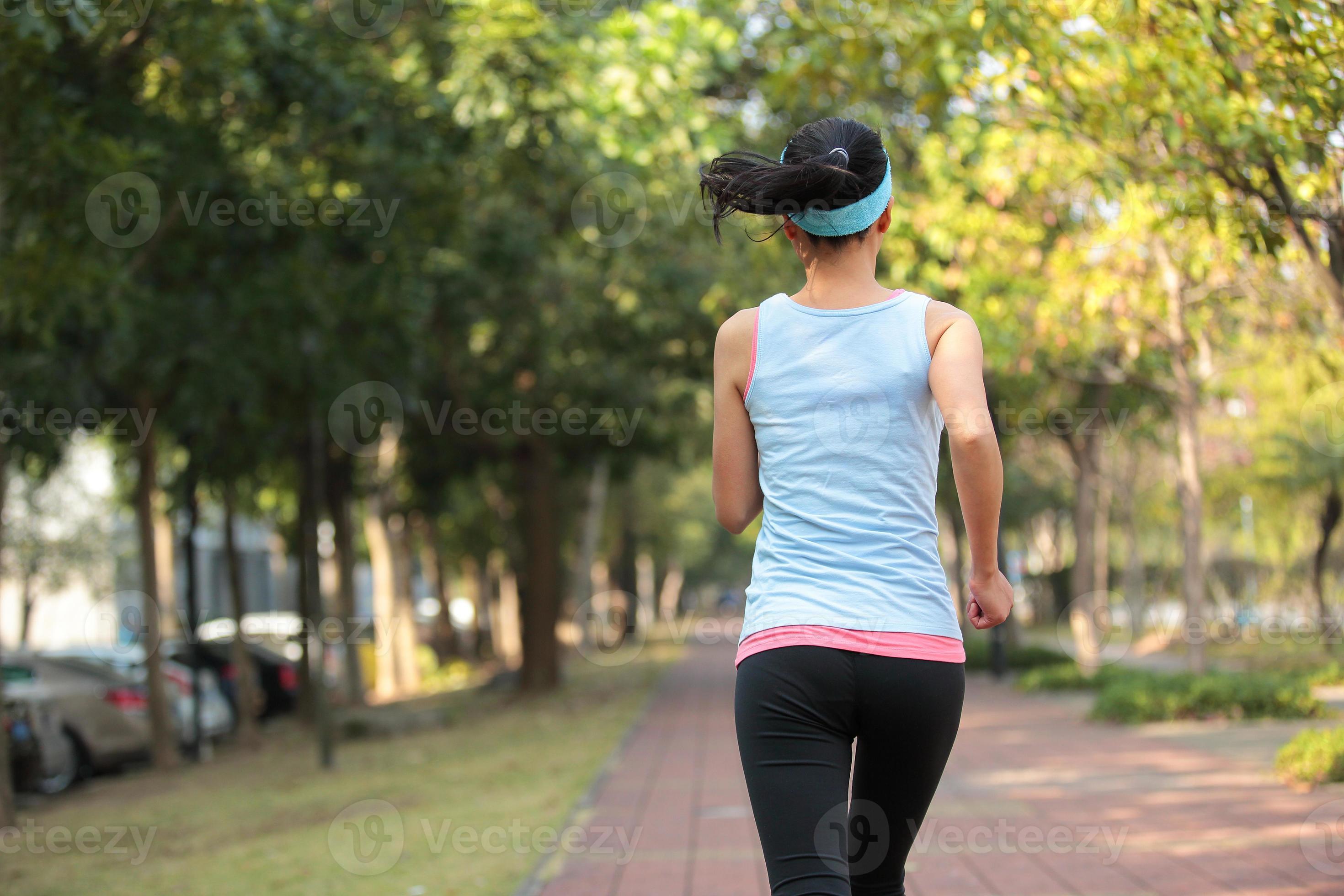 exercice de matin femme jogging au parc photo