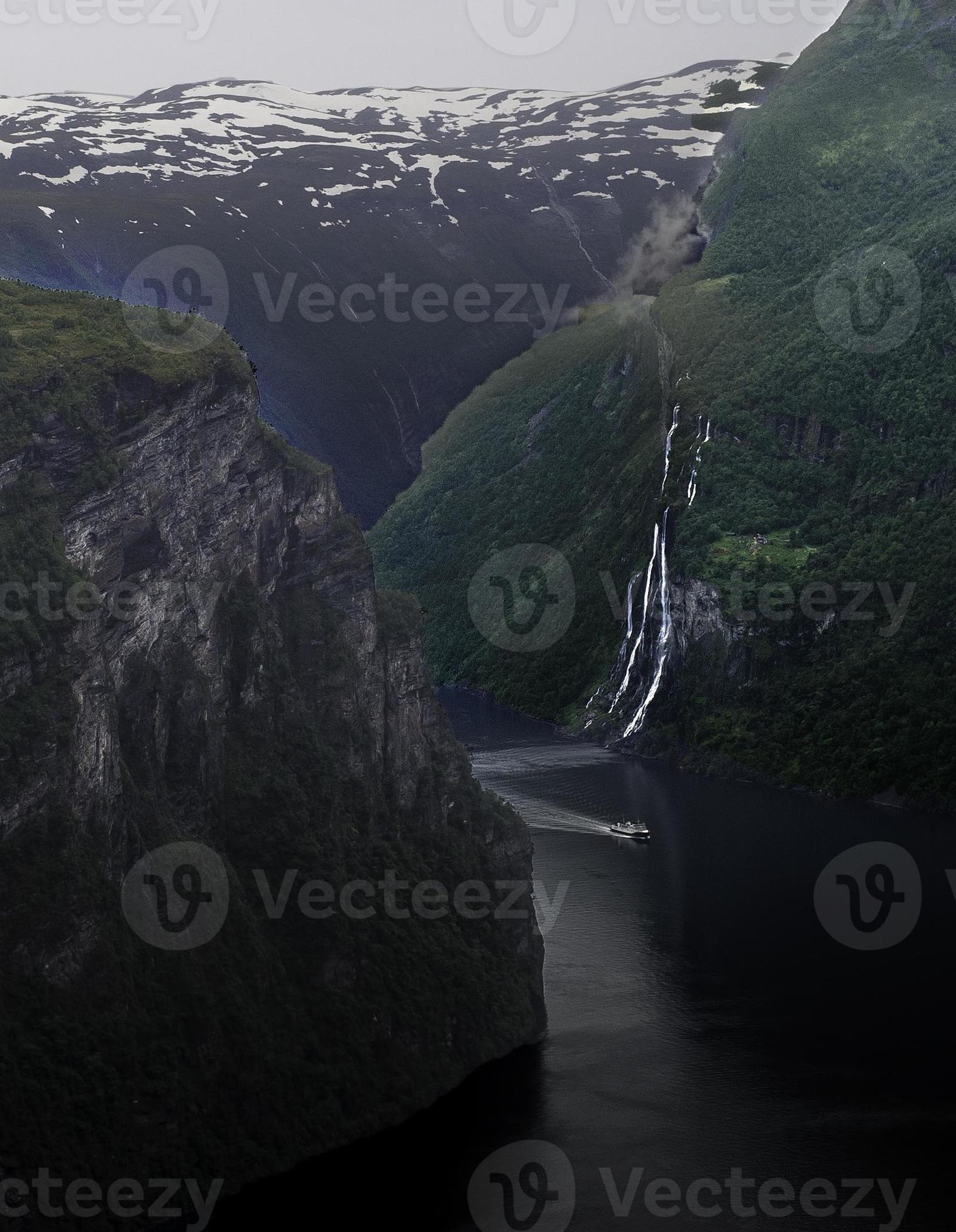 bac à eau sillonnant geirangerfjord, norvège photo