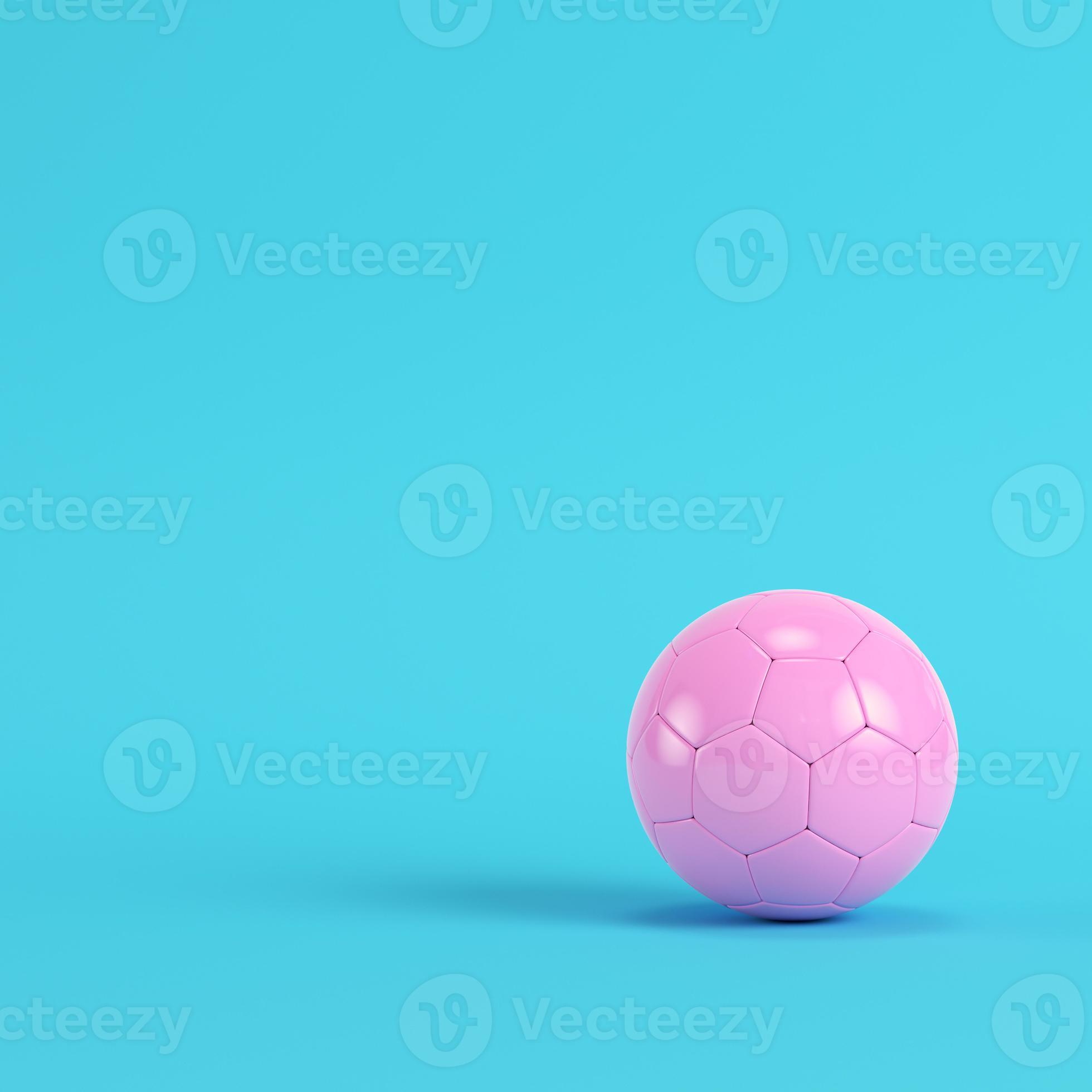 ballon de football rose sur fond bleu vif dans des tons pastel