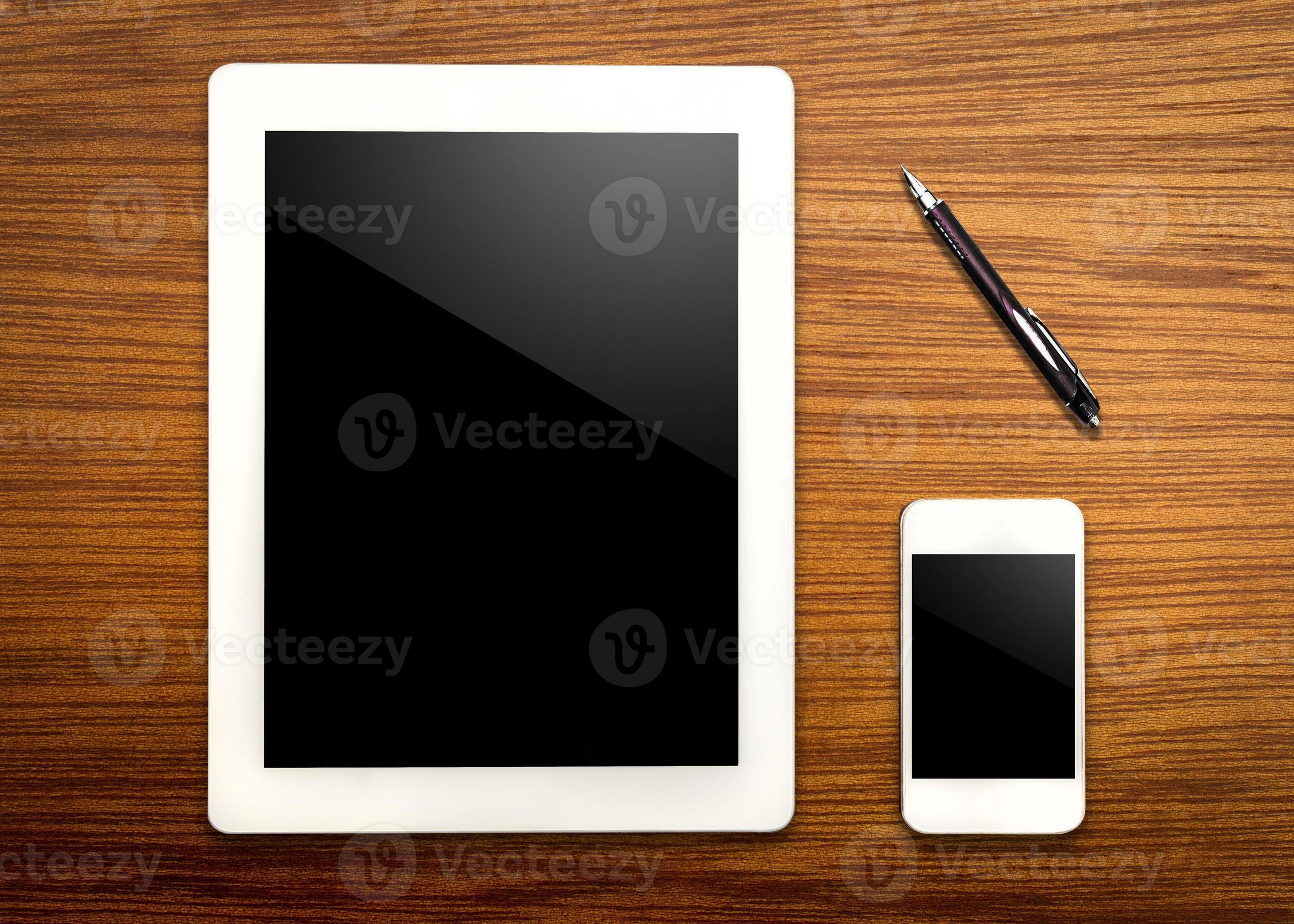 tablette et téléphone intelligent avec stylo sur table 895496 Photo de  stock chez Vecteezy