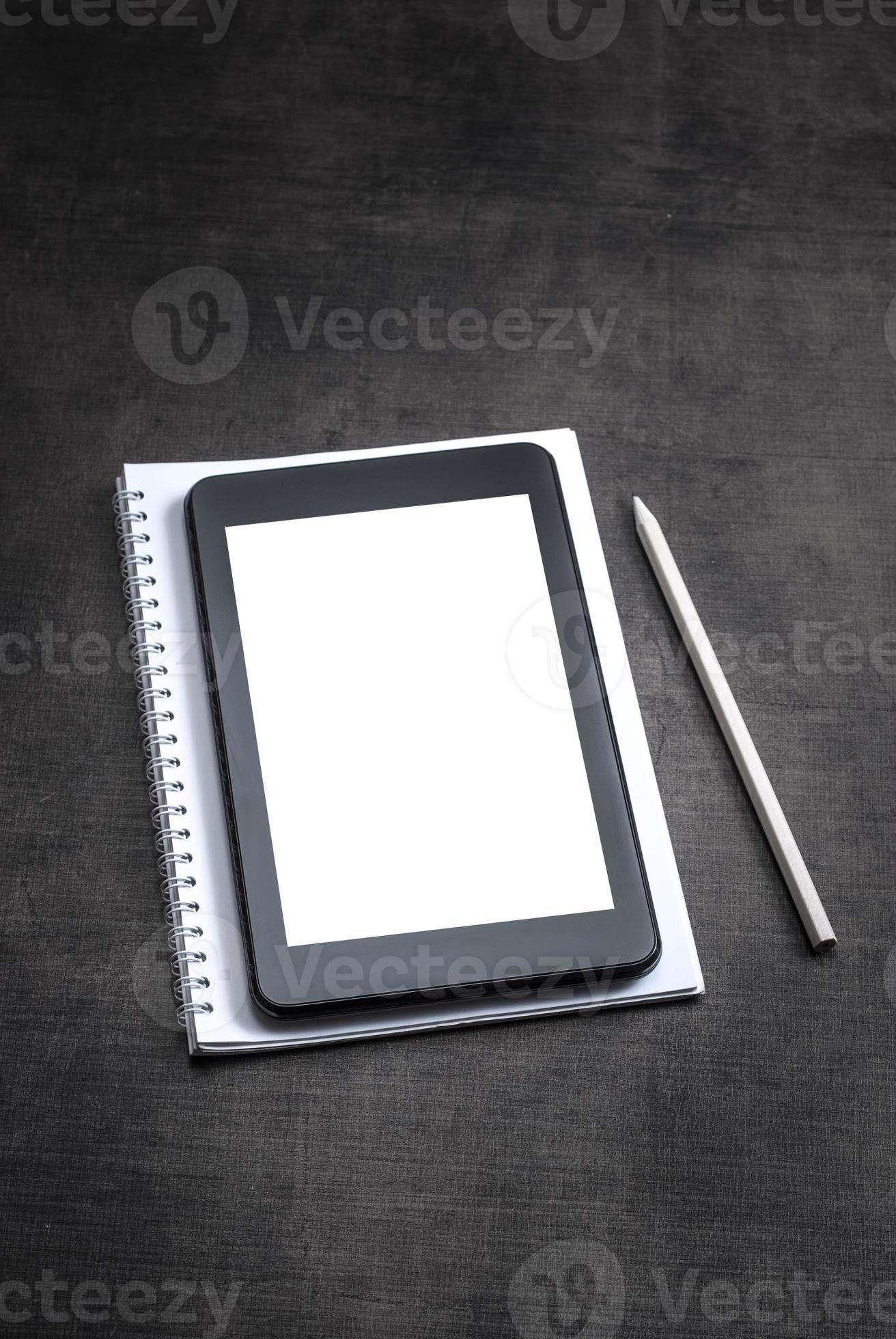 écran blanc blanc sur le tablet pc sur fond de bois photo