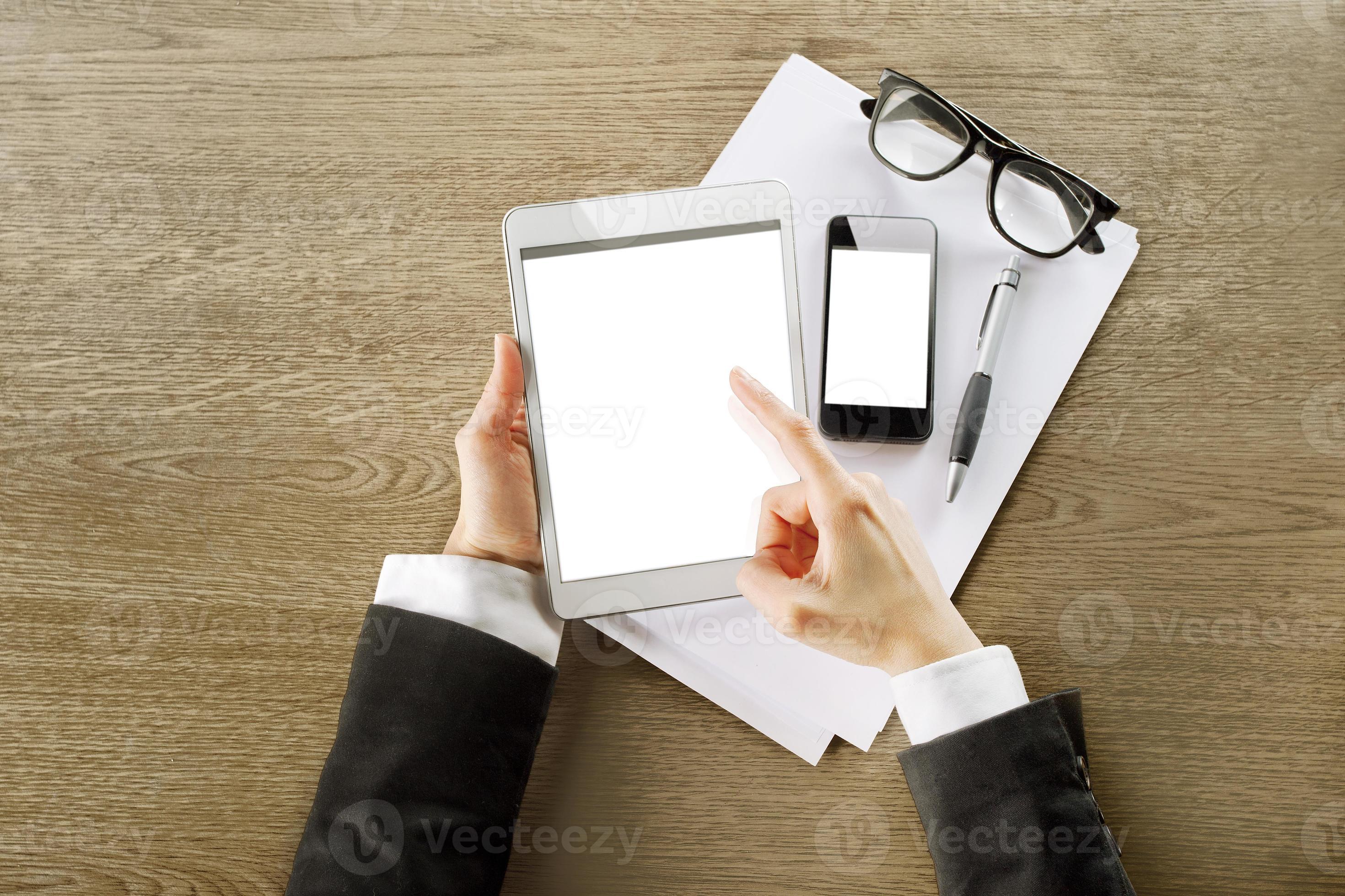 jeune femme d'affaires travaillant avec ordinateur tablette numérique et téléphone intelligent photo