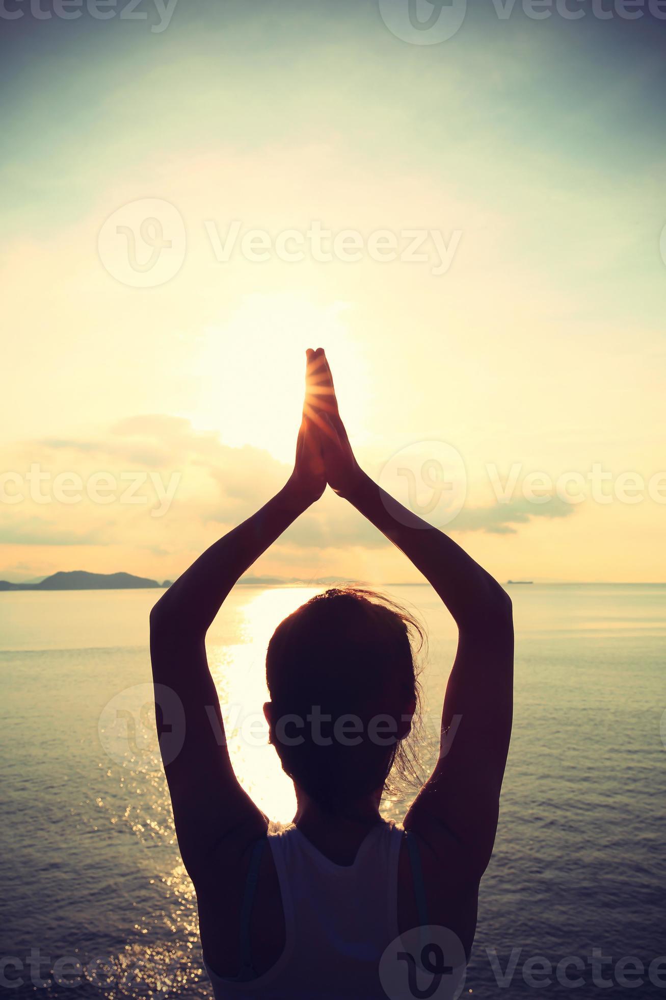 Yoga méditation femme saine au lever du soleil bord de mer photo