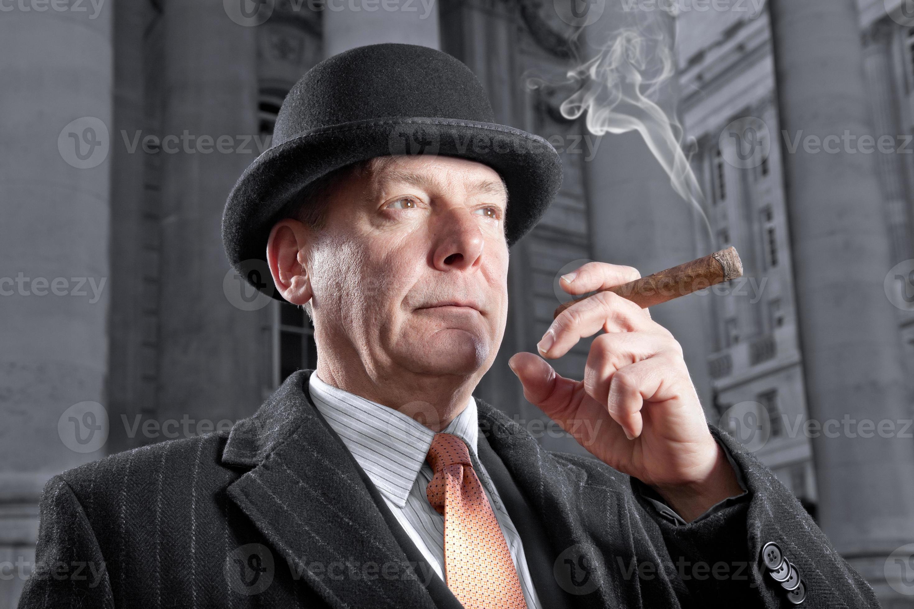 banquier de ville fumant un cigare photo