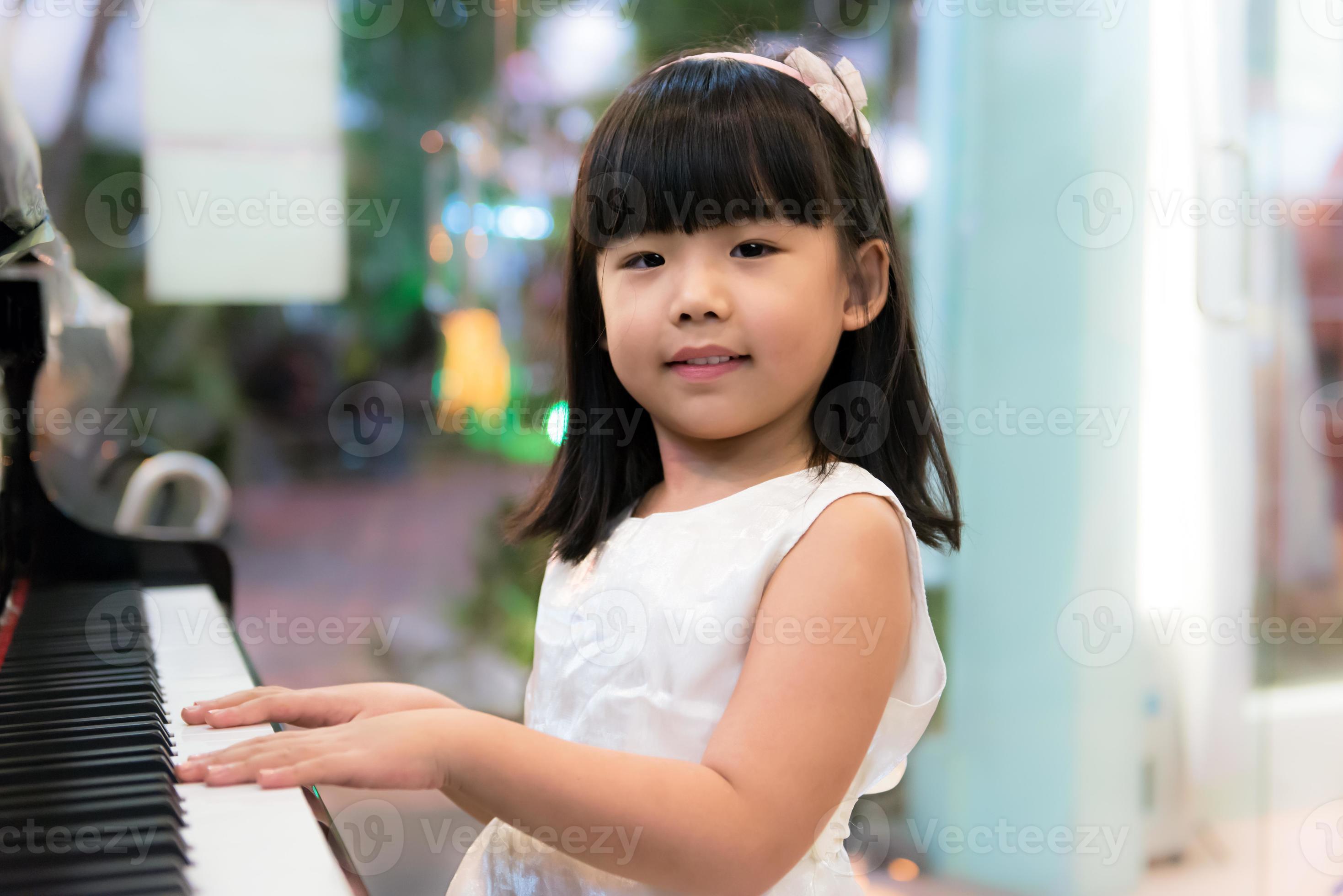 Petite fille au piano