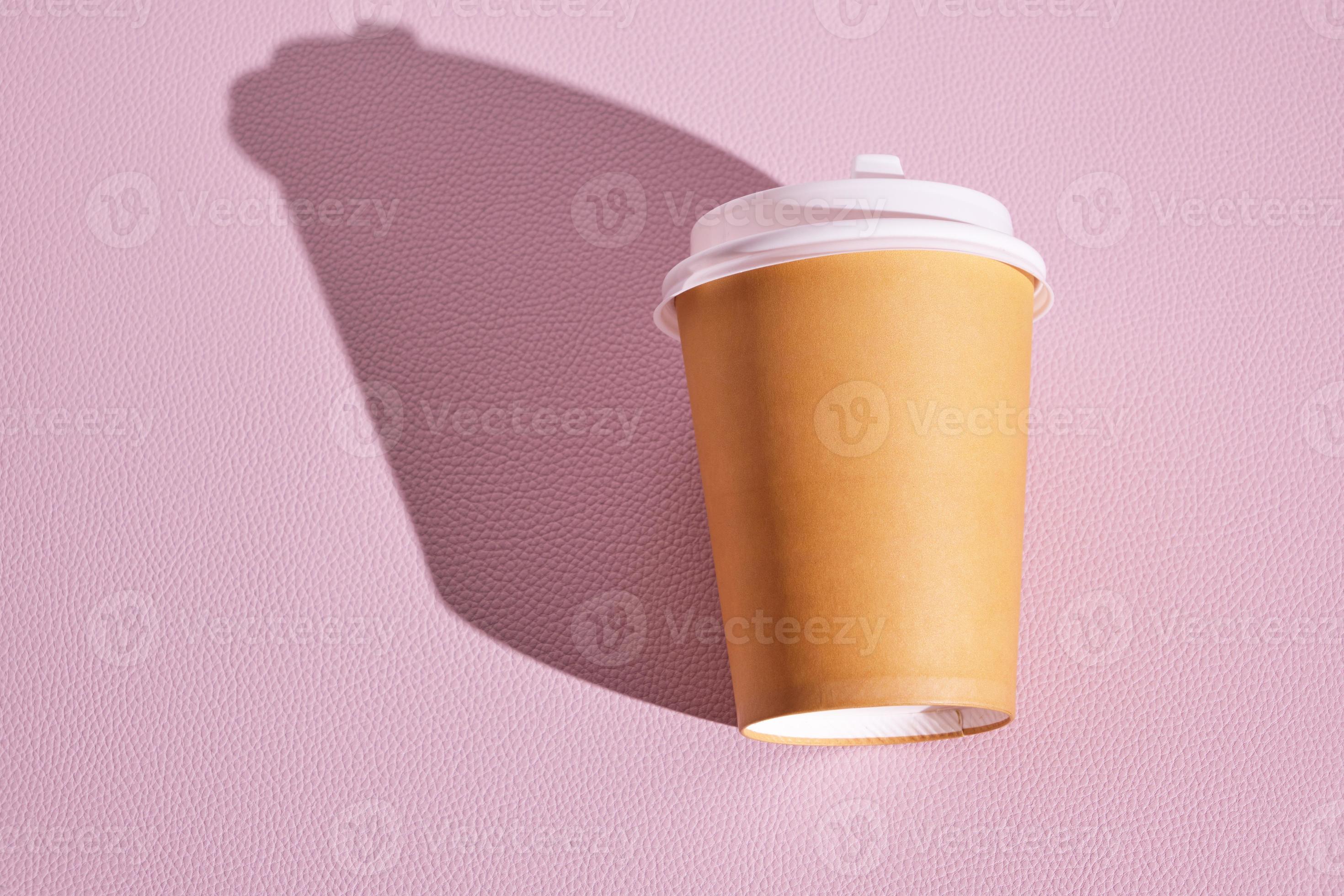 gobelet jetable en papier pour café chaud et thé sur fond rose