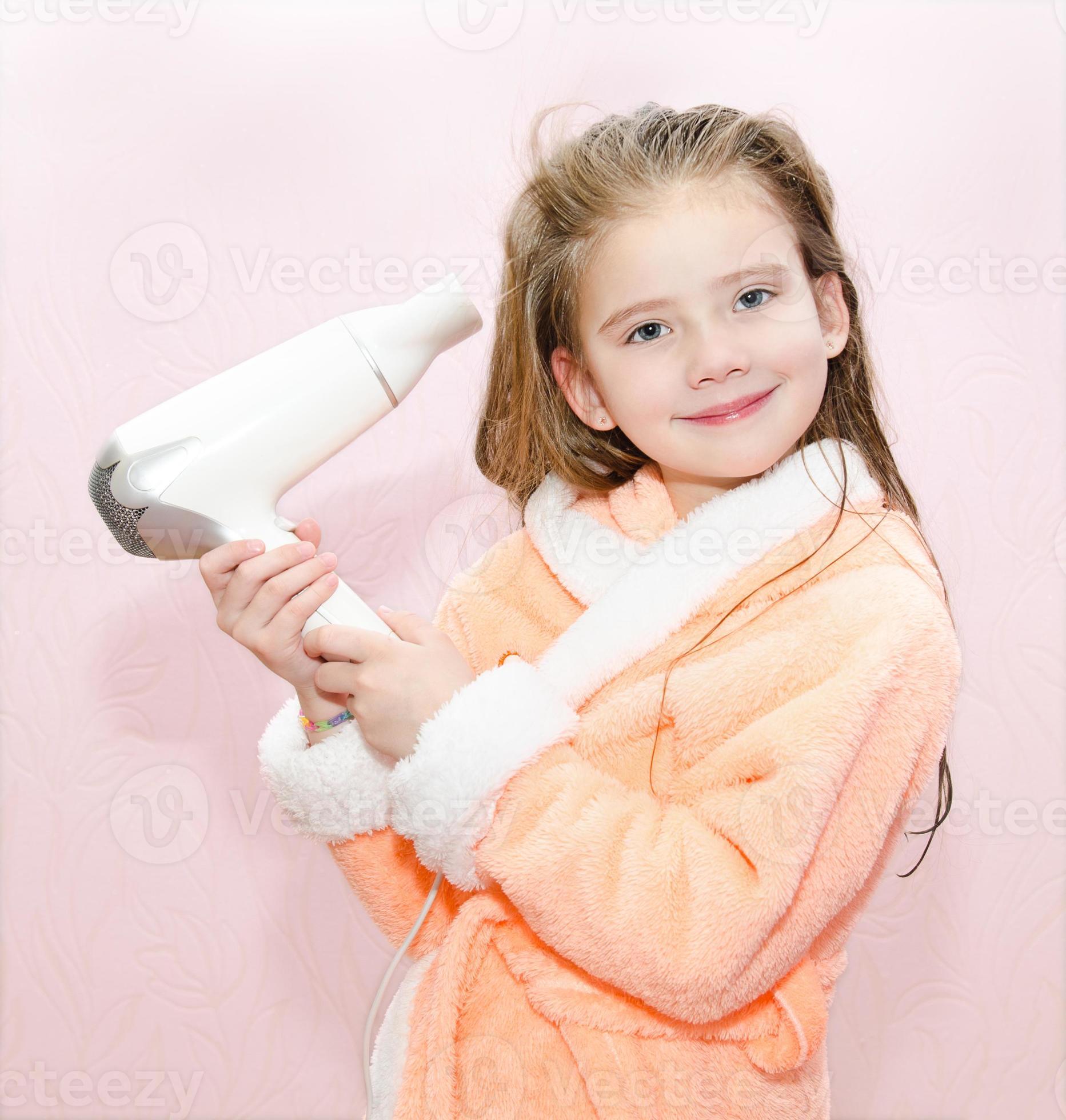 mignonne petite fille souriante sèche les cheveux 911512 Photo de stock  chez Vecteezy