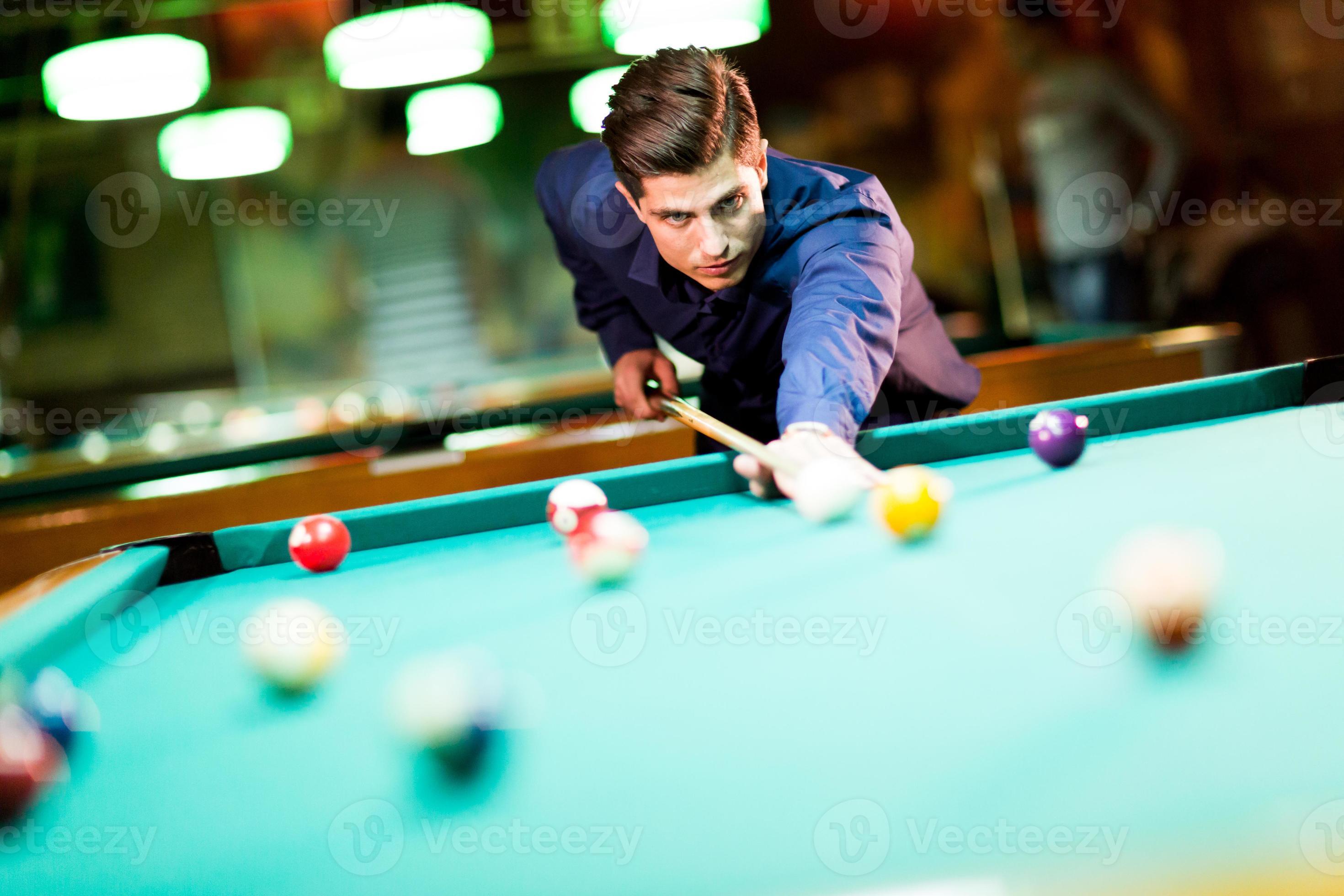 Billard Américain Piscine. Jeune Homme Joue Au Billard Dans Le