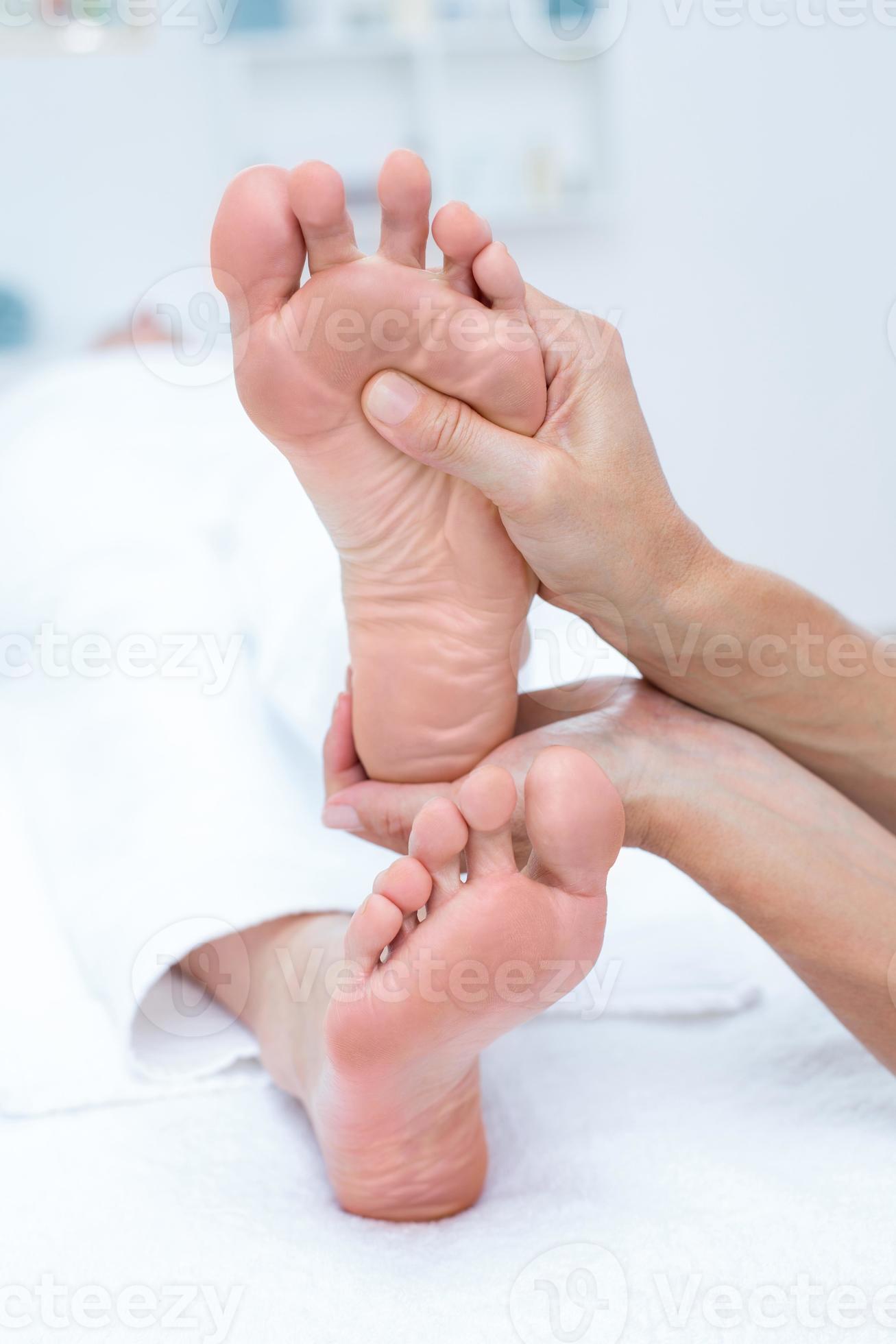 physiothérapeute faisant massage des pieds photo