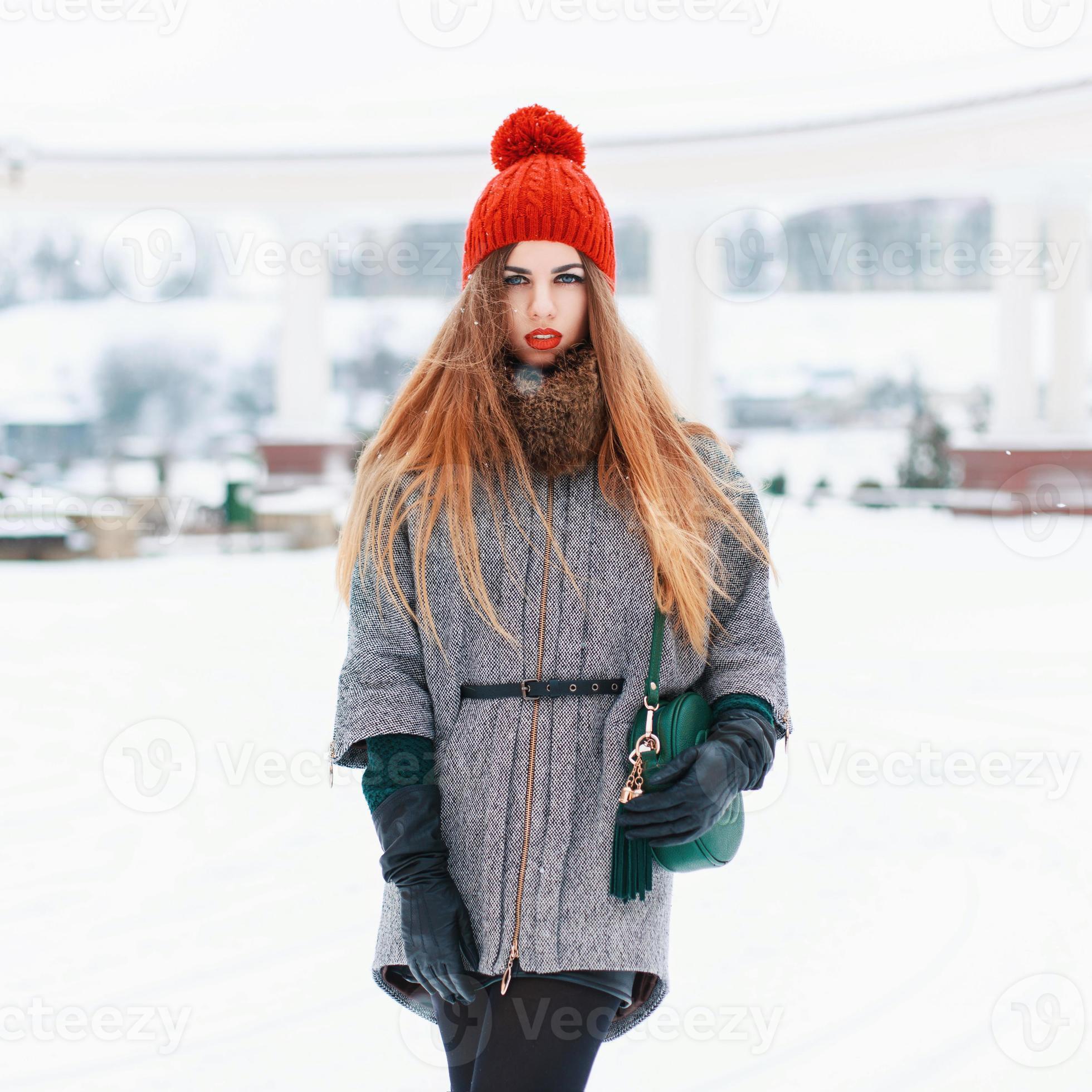 belle femme dans un bonnet rouge et un manteau d'hiver sur fond d'hiver  9855544 Photo de stock chez Vecteezy