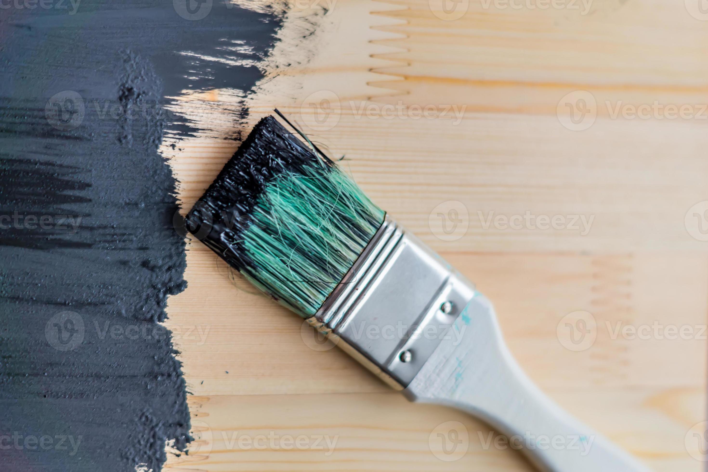 peinture noire sur fond en bois. mise au point sélective 9995548