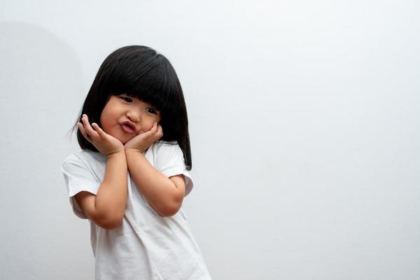 Fille Asiatique D'enfant De Portrait Son Utilisation D'une Peinture  Aerographe à Ses Doigts Isolé. Photo stock - Image du aerographe, heureux:  185938052