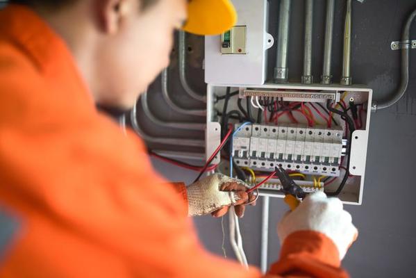 électricien utilisant un compteur numérique pour mesurer la tension à une  prise murale sur un mur en bois. 3478568 Photo de stock chez Vecteezy