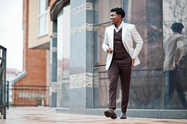 Réfléchi Jeune Beau Gentleman Afro-américain En Tenues De Soirée