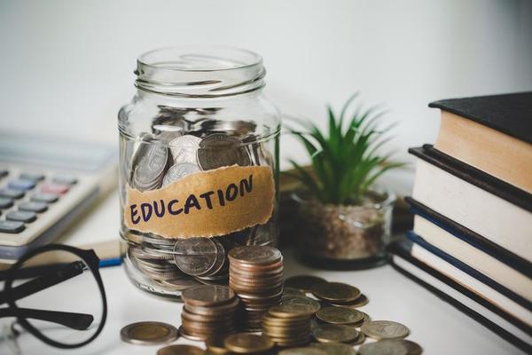 Concept De Budget L'épargne D'argent D'éducation Dans Un Verre