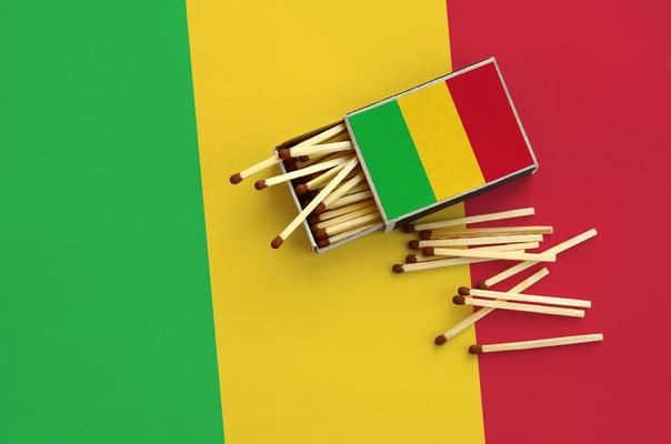 le drapeau du mali est représenté sur une boîte d'allumettes posée sur un grand  drapeau 13277301 Photo de stock chez Vecteezy