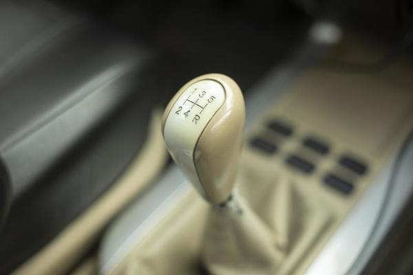 Vue Rapprochée De La Fenêtre De Contrôle Des Boutons Dans L'intérieur De La  Voiture Moderne. Détail De L'intérieur Du Véhicule. Poignée De Porte Avec  Commandes De Fenêtres