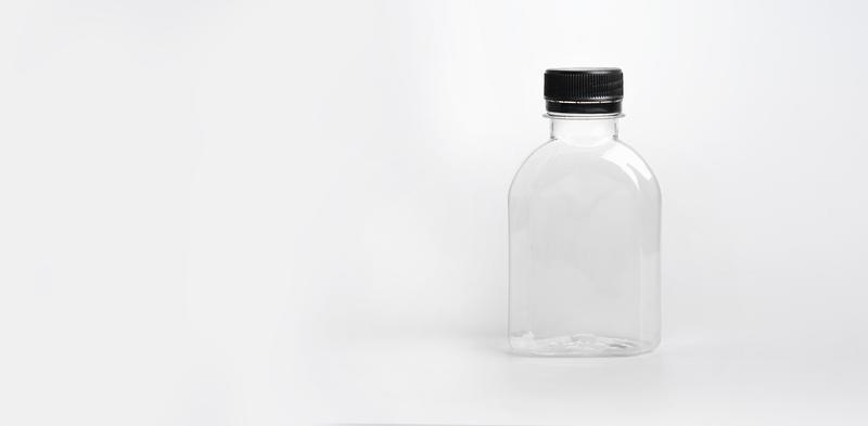 la petite bouteille d'eau avec couvercle rouge et verre isolé sur fond  blanc 5739718 Photo de stock chez Vecteezy