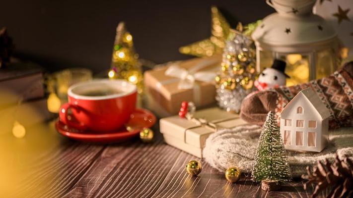 décorations de noël et d'hiver sur une table en bois avec des lumières  décoratives, fond de noël 13283934 Photo de stock chez Vecteezy