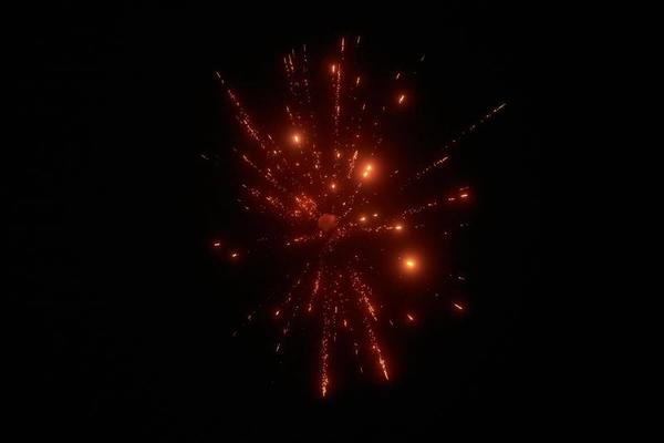 Une Célébration Explosive Déclenche Un Feu D'artifice Vibrant à L