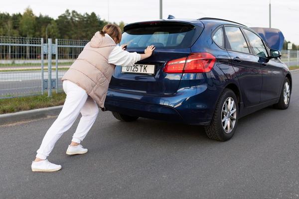 Main Femme Tient Le Bâtonnet à Huile Métallique Avec Poignée Jaune étendu  De La Prise Sous Le Capot De La Voiture à L'arrière Du C Image stock -  Image du automobile, industrie