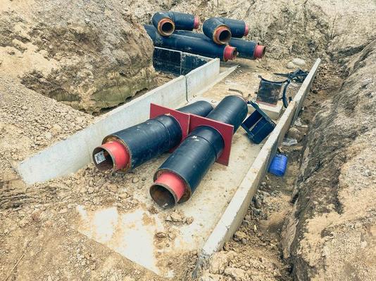 tuyau coude pour assainissement de sale l'eau ou déchets cette est canalisé  dans le drainage fossé 21212451 Photo de stock chez Vecteezy