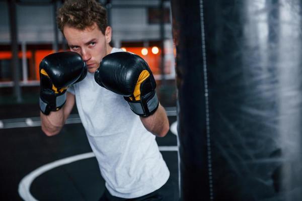 Homme Boxeur Avec Des Gants Blancs Dans La Salle De Gym