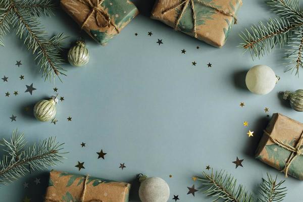 Enveloppe En Papier Pour Artisanat Vide Cadeaux De Noël Pour Hommes. Bonbon  Bleu Boîte Cadeau Sur Fond De Noël. Se Moquer Image stock - Image du  masculin, carte: 229893047